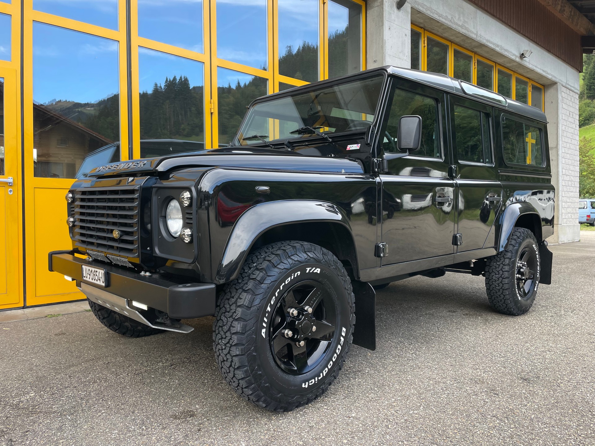 LAND ROVER Defender 110 2.2 TD4 Black Edition 67 Years Legend