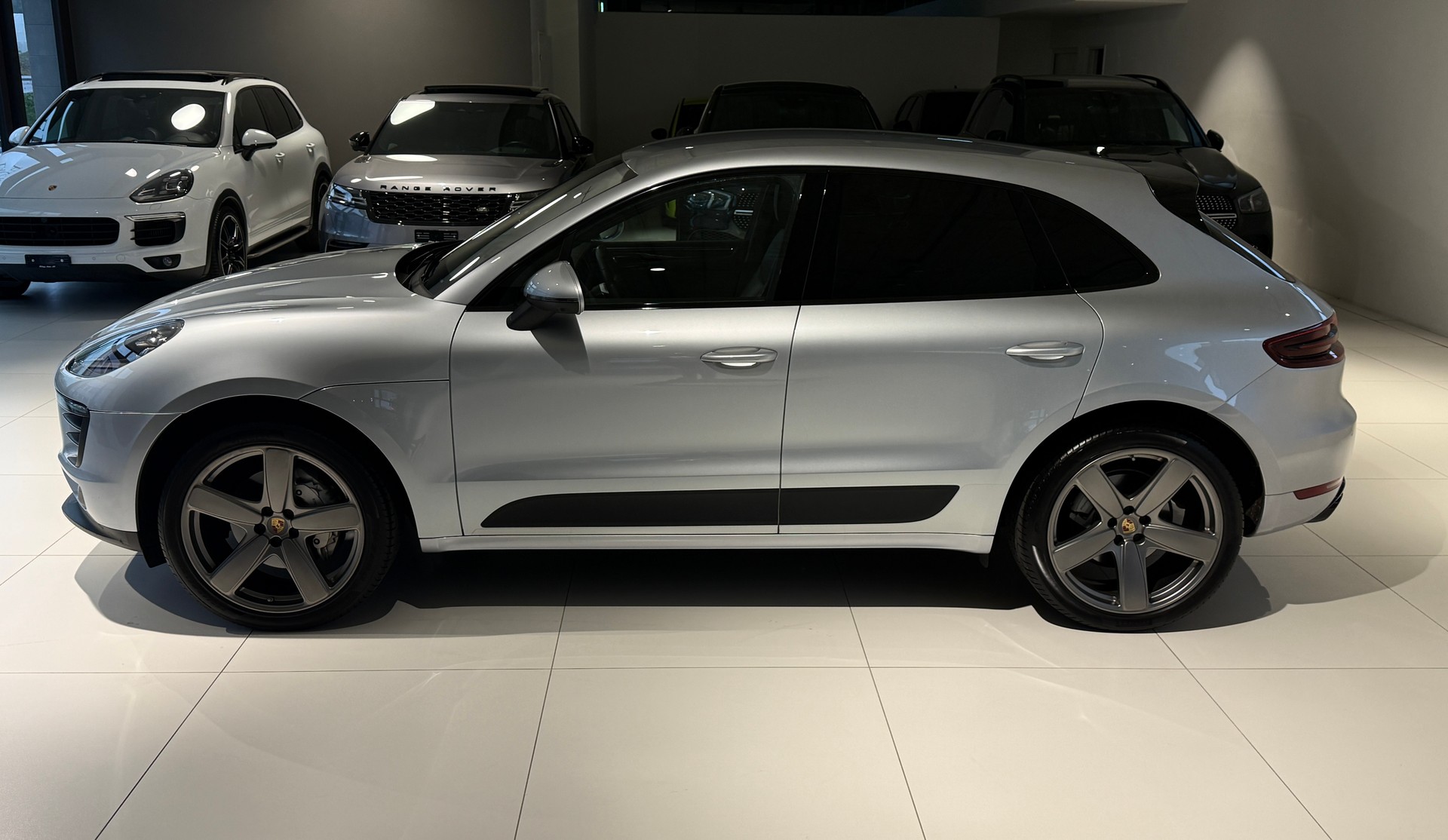PORSCHE Macan S Diesel PDK / Luftfederung / Apple, Android carplay / 21 Zoll Alu / Distanzregler-showroom-element-3