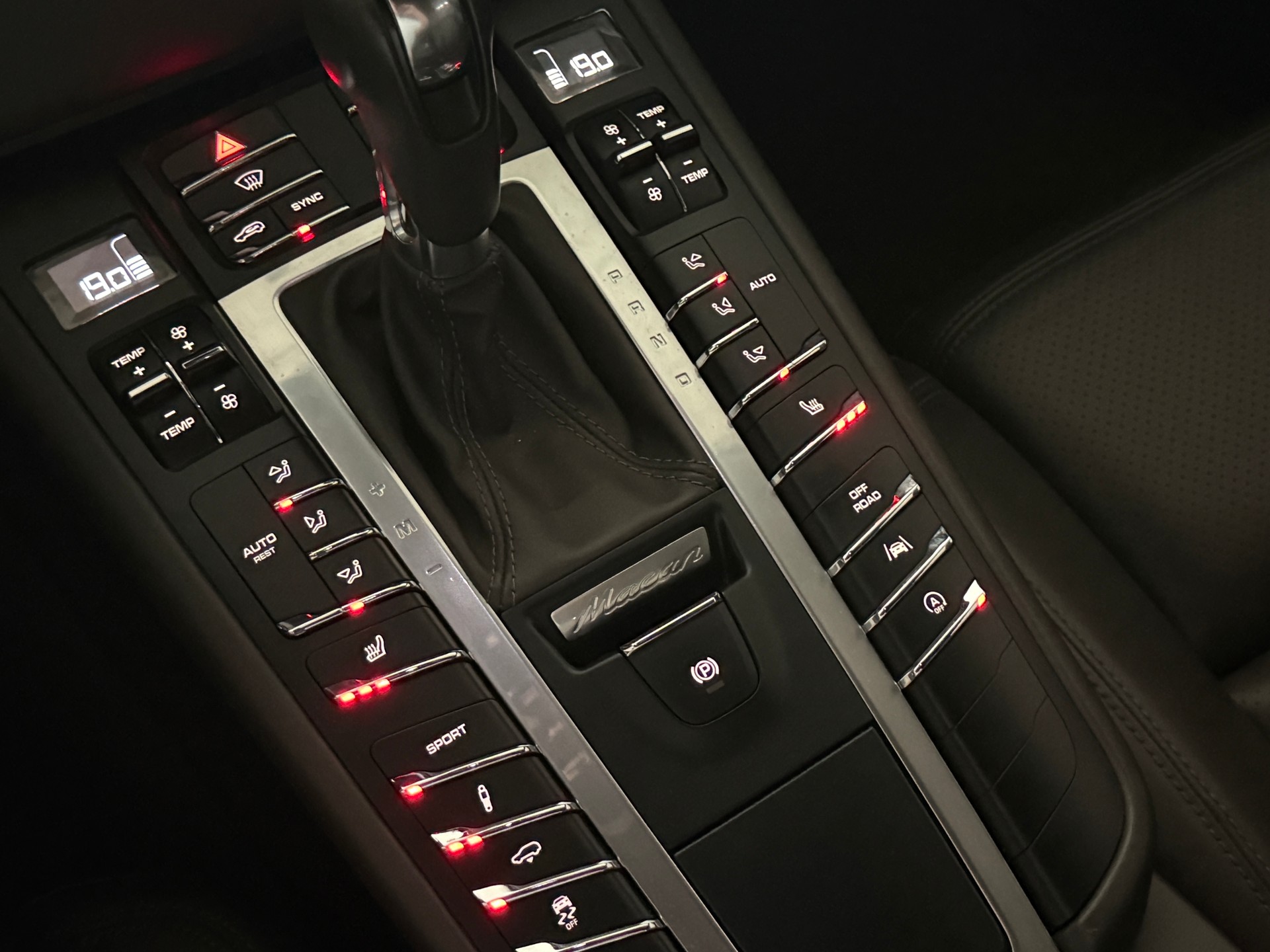 PORSCHE Macan S Diesel PDK / Luftfederung / Apple, Android carplay / 21 Zoll Alu / Distanzregler-image-16