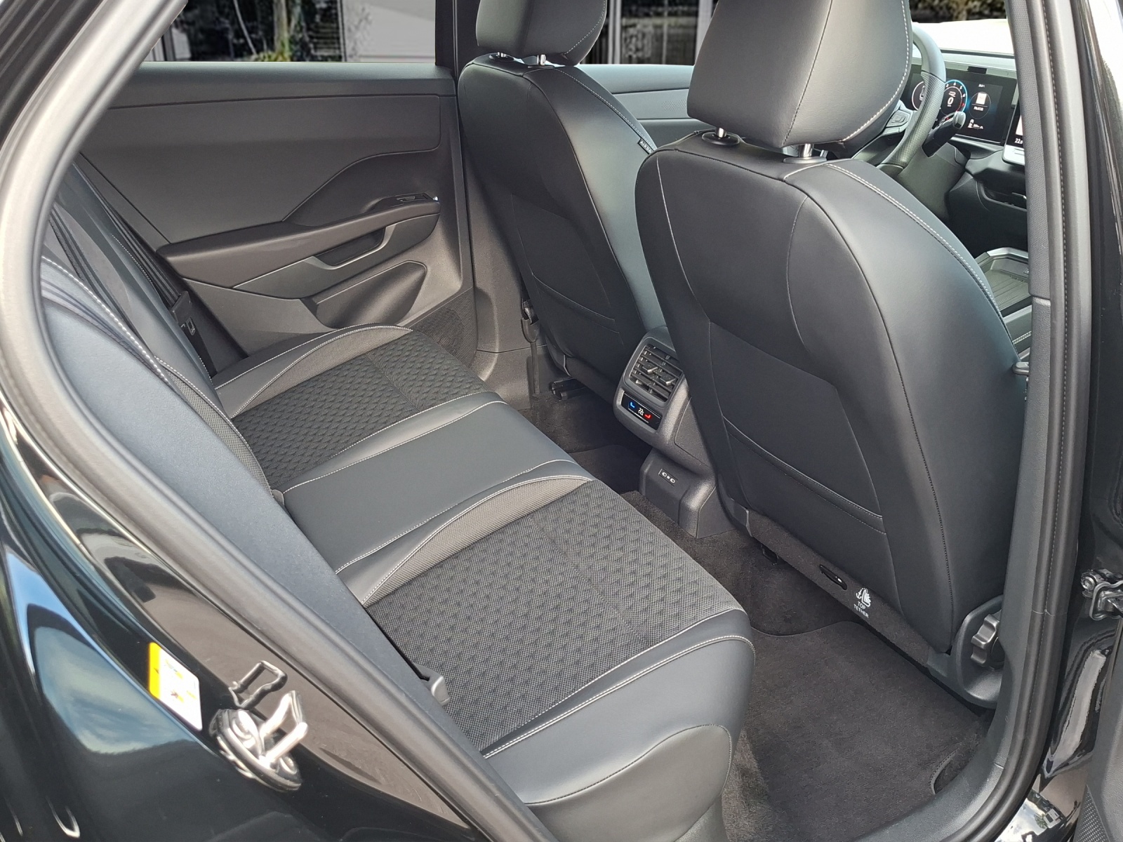 VW T-Roc 1.5 eTSI mHEV R-Line DSG-image-21