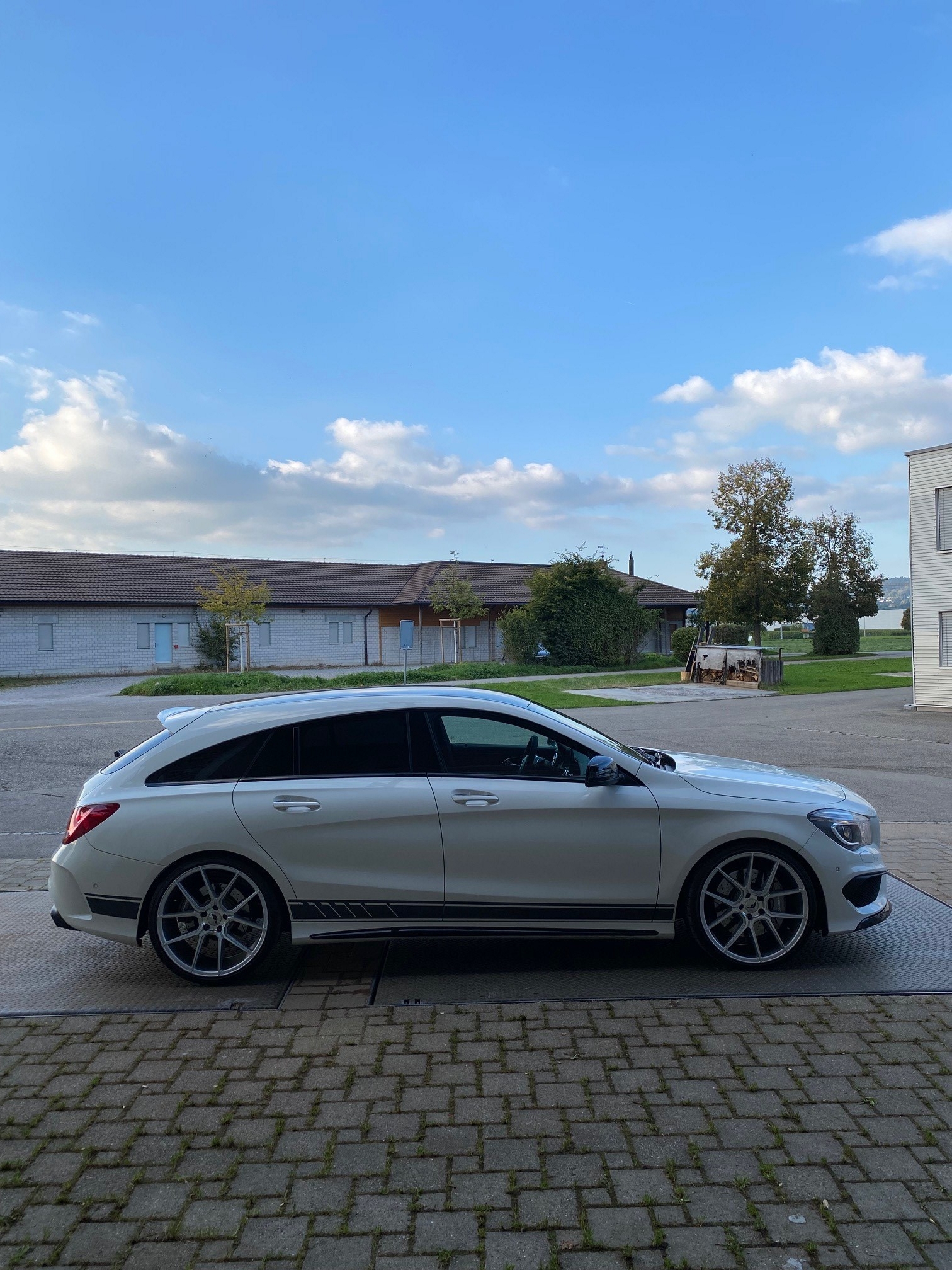 MERCEDES-BENZ CLA Shooting Brake 45 AMG 4Matic Speedshift-image-8