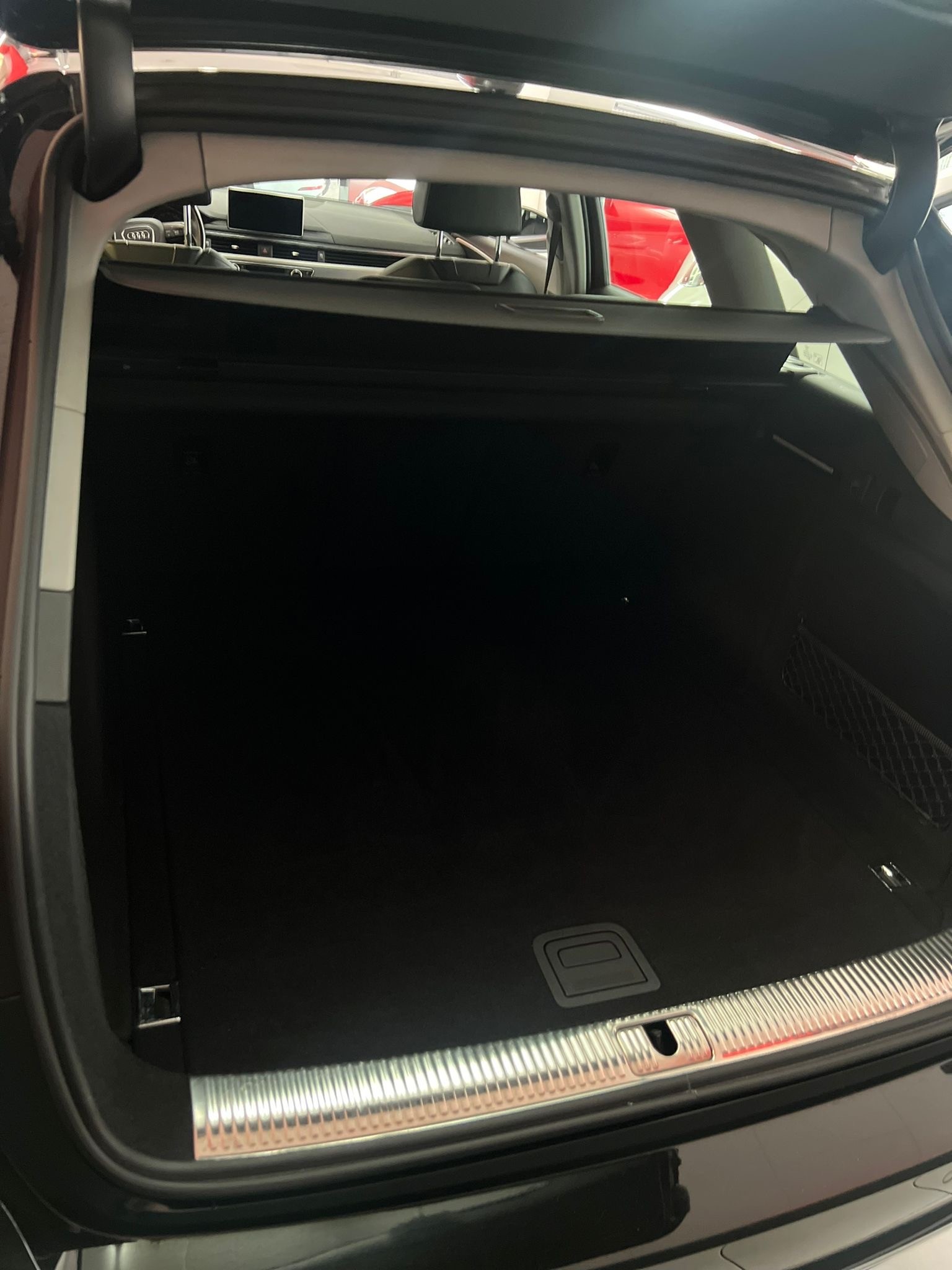 AUDI A4 Avant 2.0 TDI Design S-tronic-image-8
