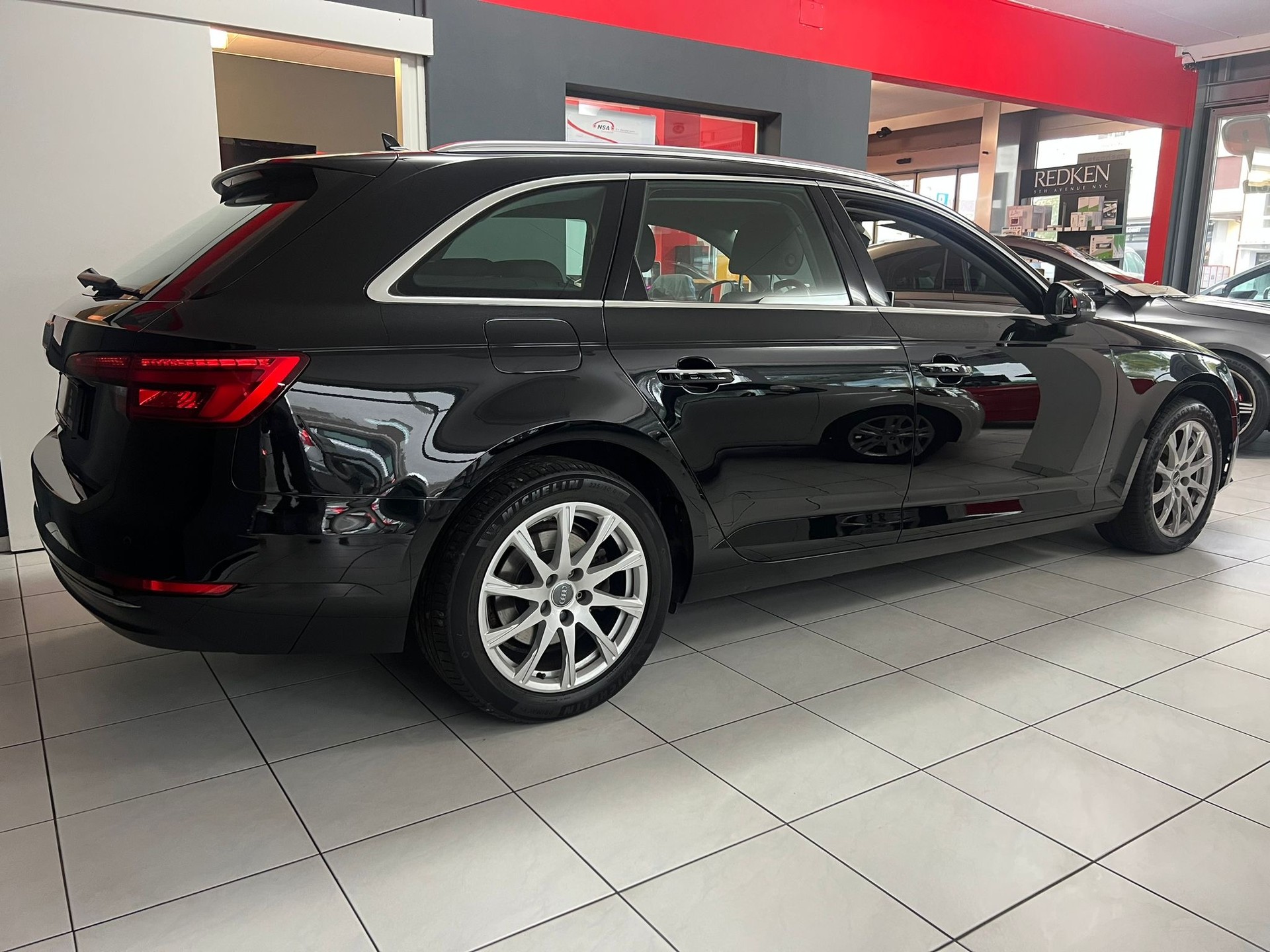 AUDI A4 Avant 2.0 TDI Design S-tronic-image-4