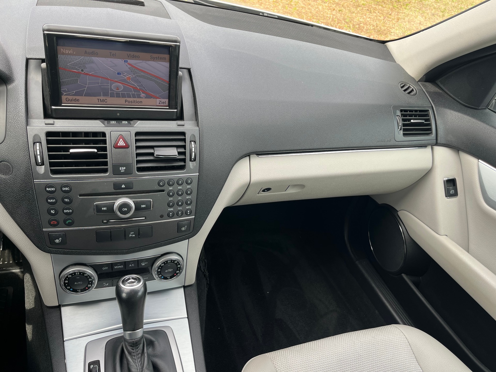MERCEDES-BENZ C 250 CGI BlueEfficiency Automatic-image-10