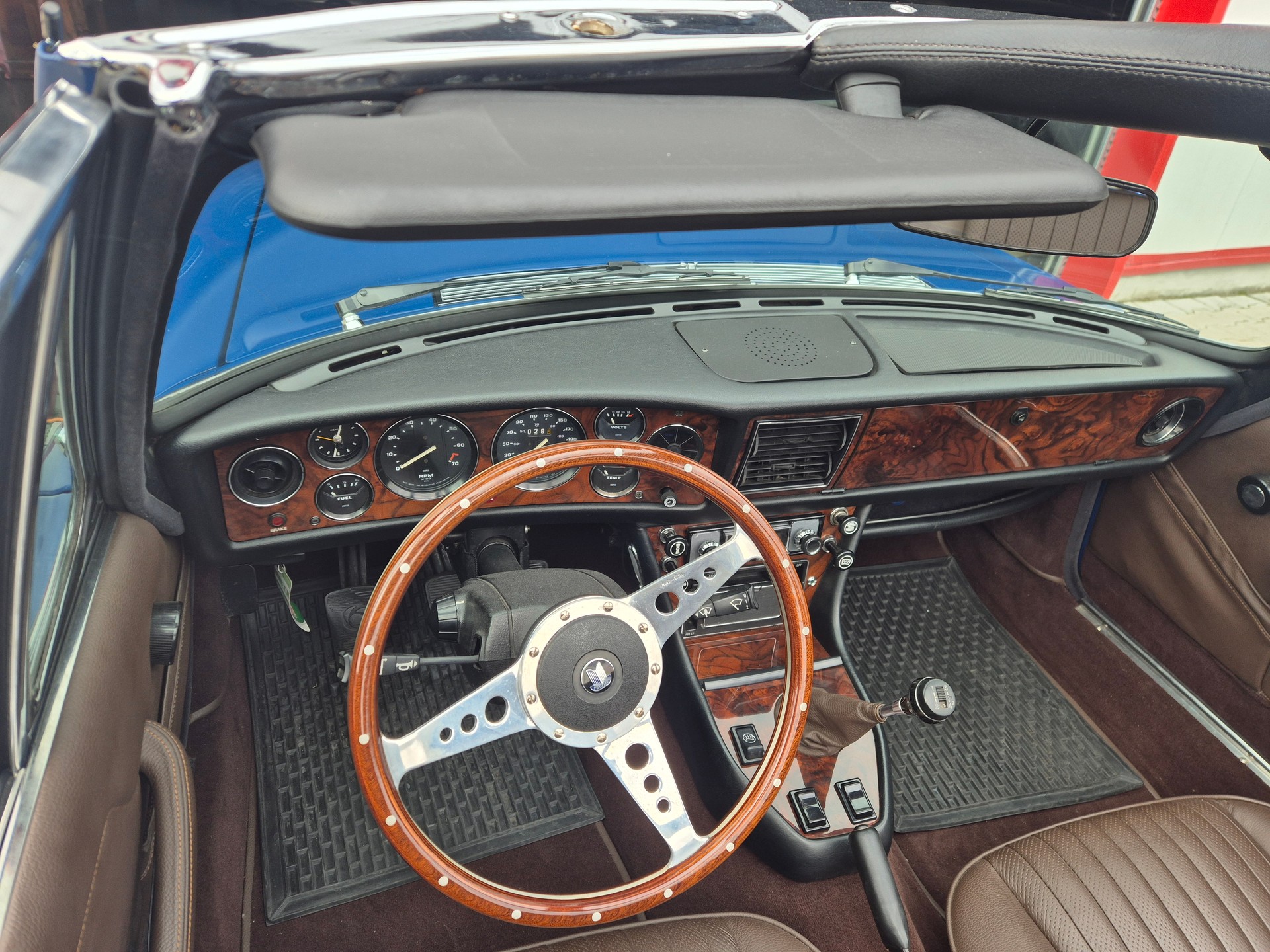 TRIUMPH V8-image-1