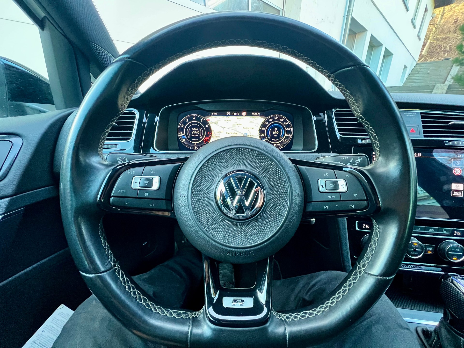 VW Golf Variant 2.0 TSI R 4Motion DSG-image-12