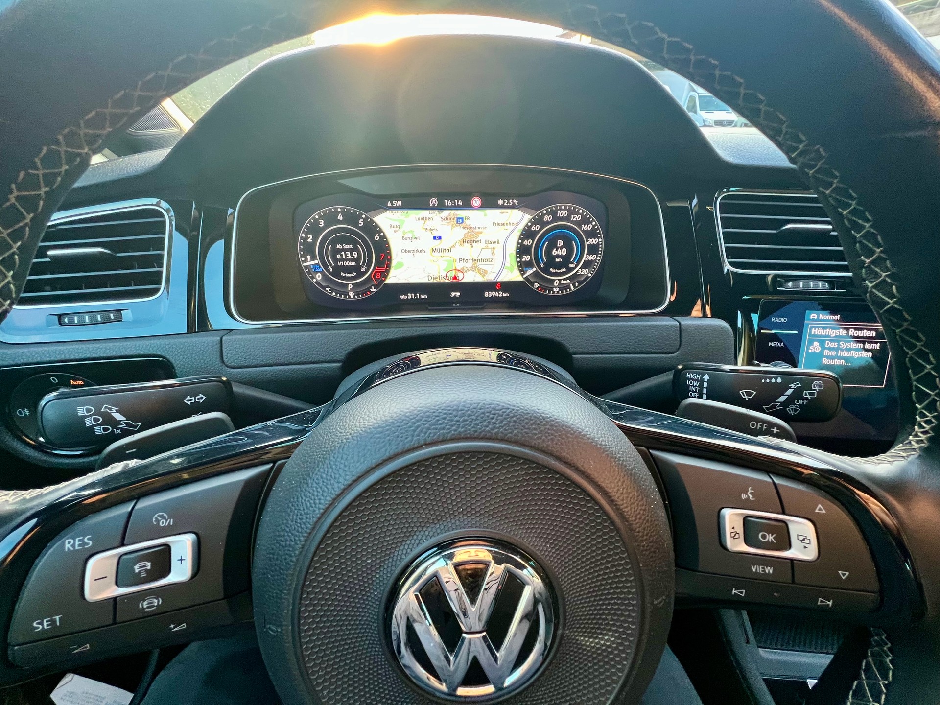 VW Golf Variant 2.0 TSI R 4Motion DSG-image-11