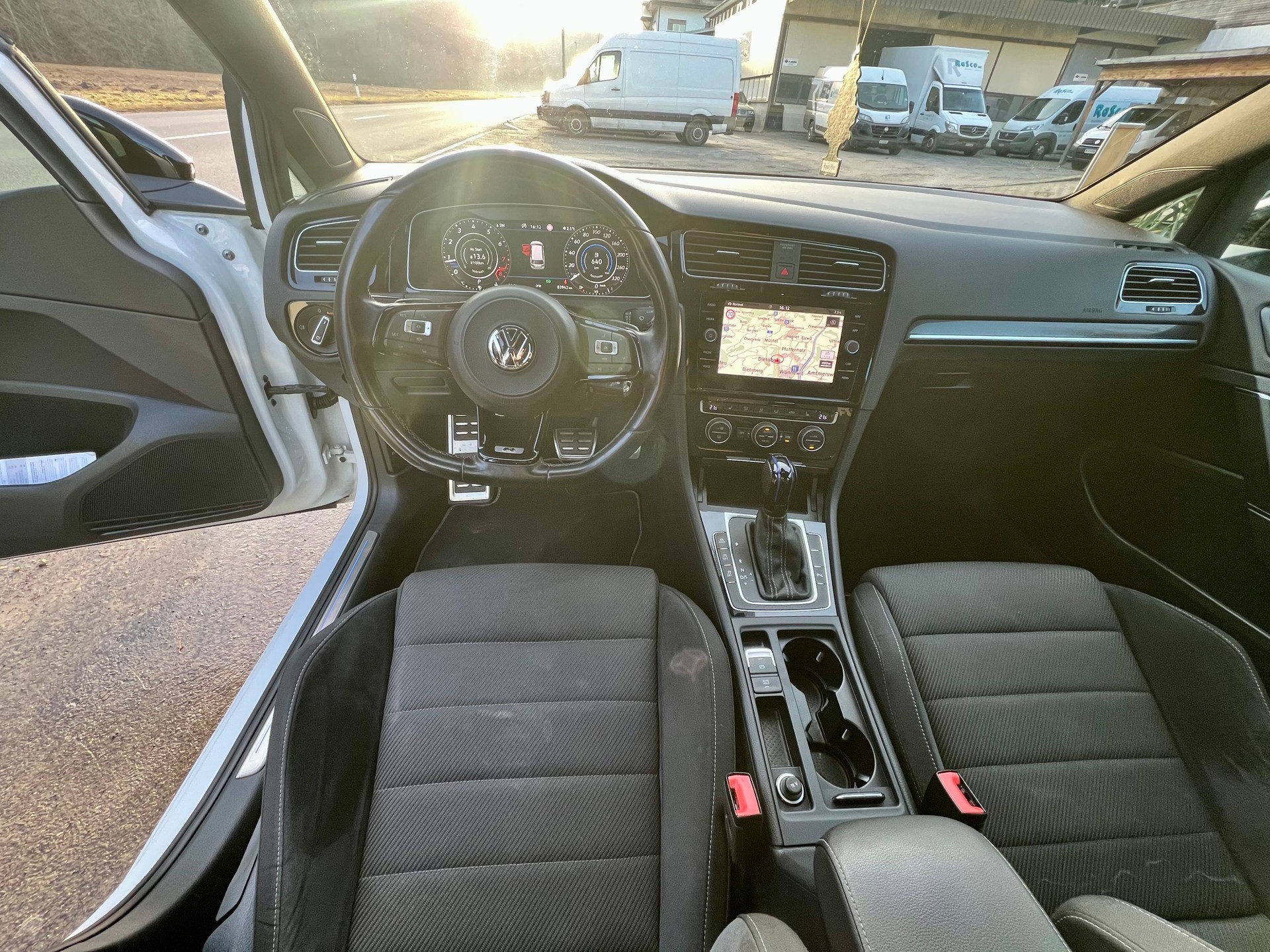 VW Golf Variant 2.0 TSI R 4Motion DSG-image-8