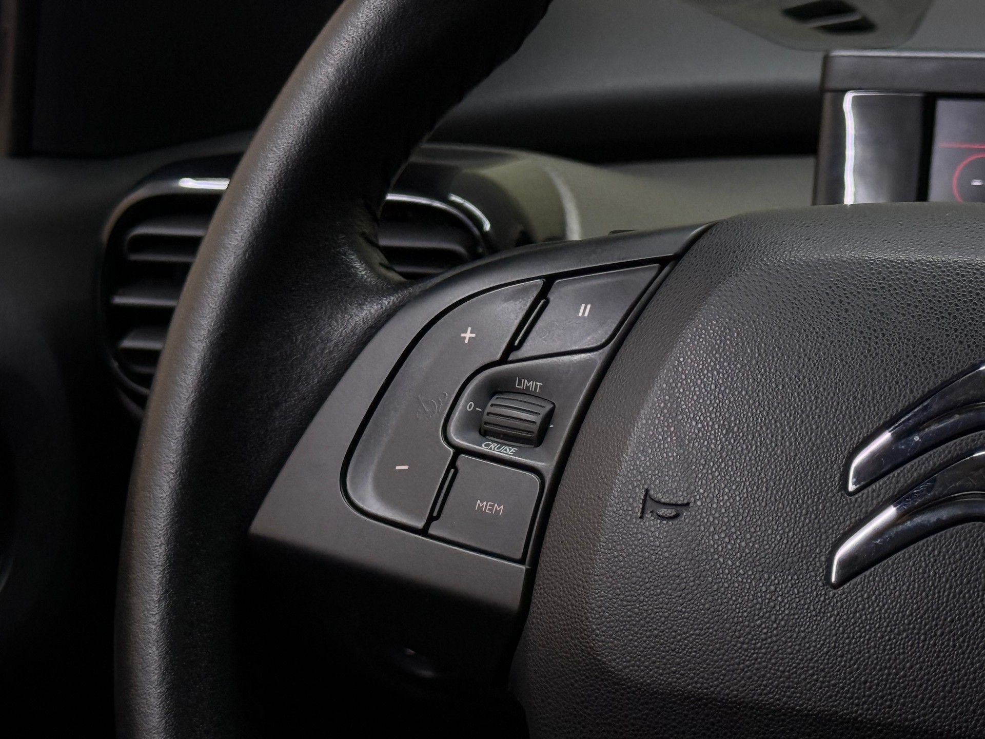 CITROEN C4 Cactus 1.2 Pure Tech Shine-image-11