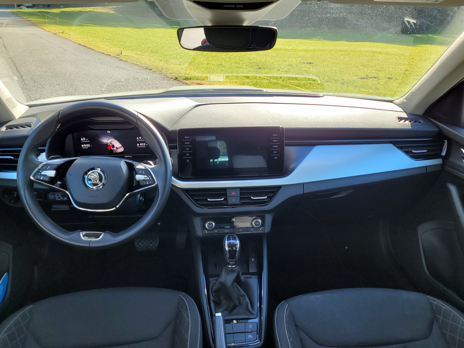 SKODA Kamiq 1.0 TSI Ambition DSG *Rückfahrkamera+8-fach bereift m. Pneu*-image-9