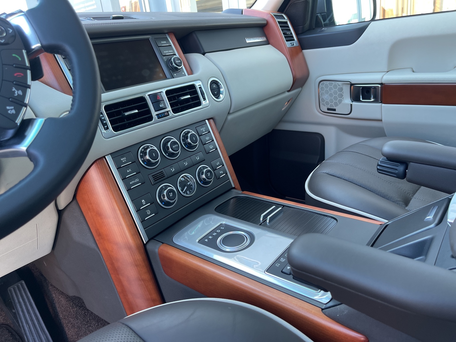 LAND ROVER Range Rover 4.4 TDV8 Vogue Automatic-image-10