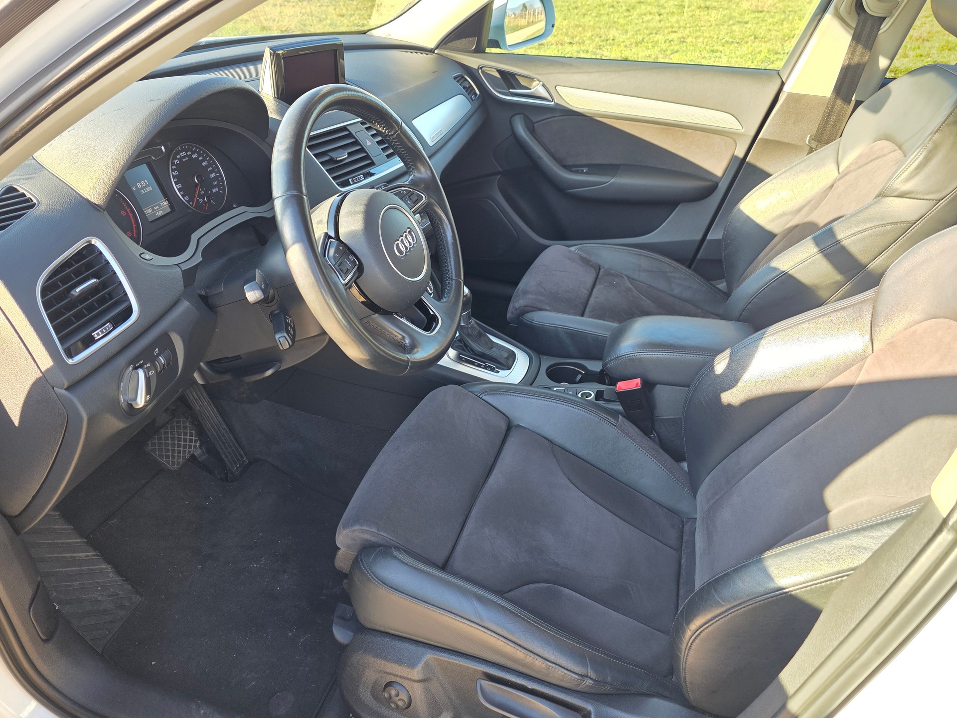 AUDI Q3 2.0 TDI quattro S-tronic-image-7