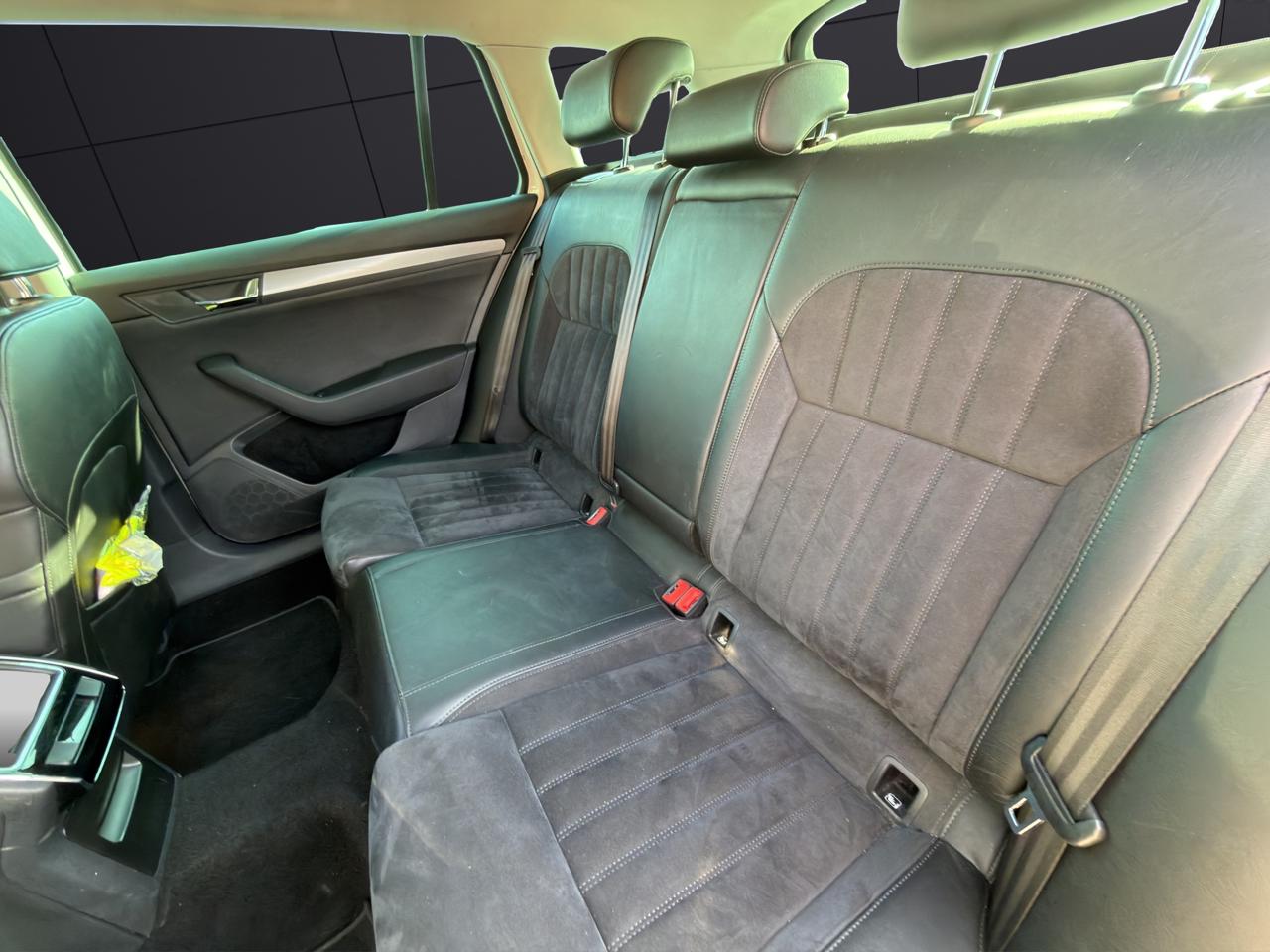 SKODA Superb Combi 2.0 TDi Style 4x4 DSG-image-12