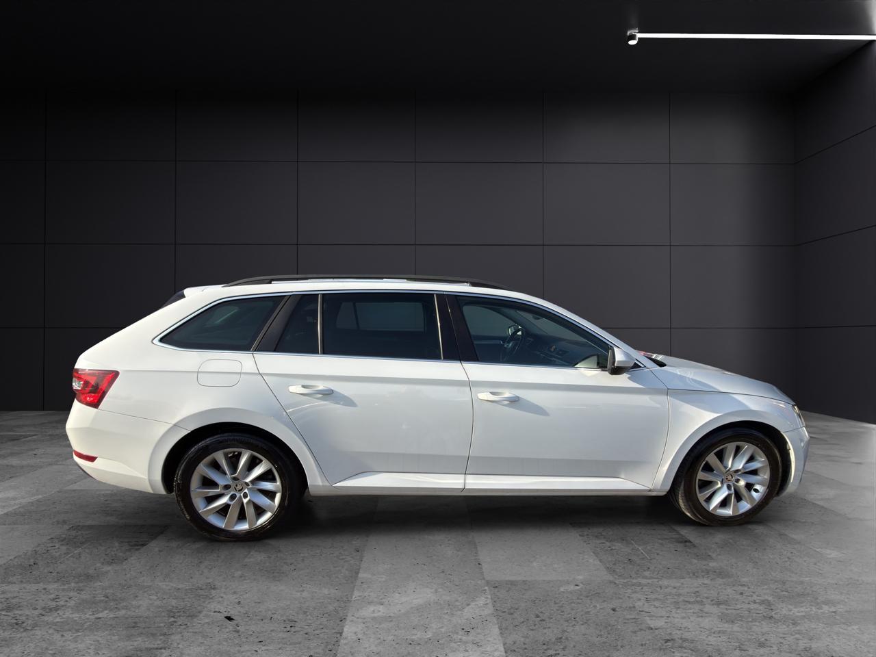 SKODA Superb Combi 2.0 TDi Style 4x4 DSG-image-1