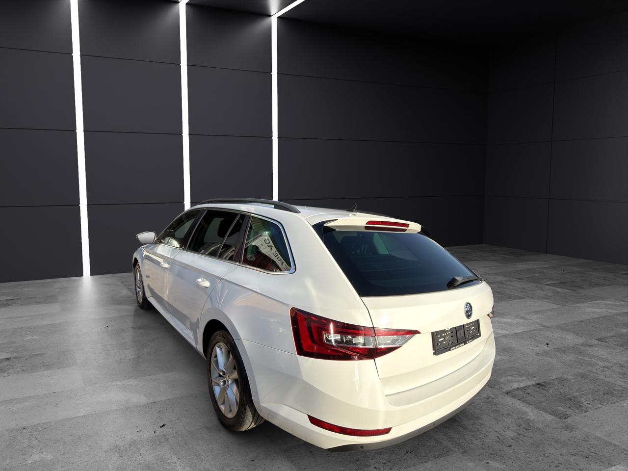 SKODA Superb Combi 2.0 TDi Style 4x4 DSG-image-5