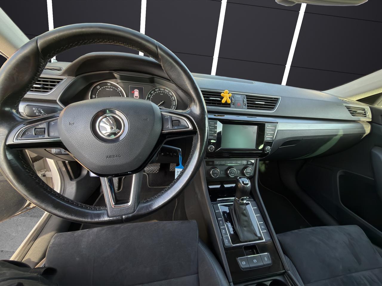 SKODA Superb Combi 2.0 TDi Style 4x4 DSG-image-13