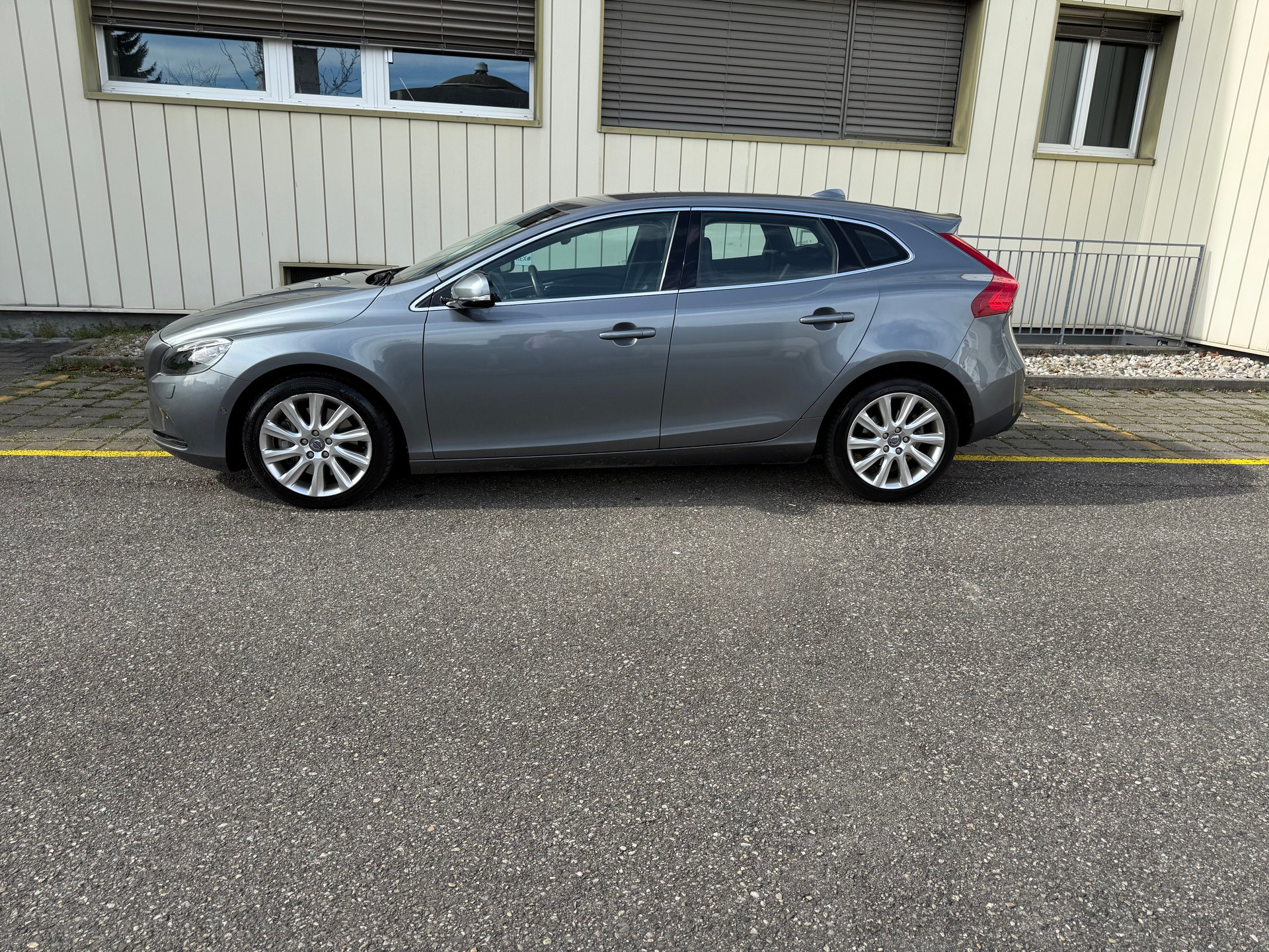 VOLVO V40 D3 Summum-image-2