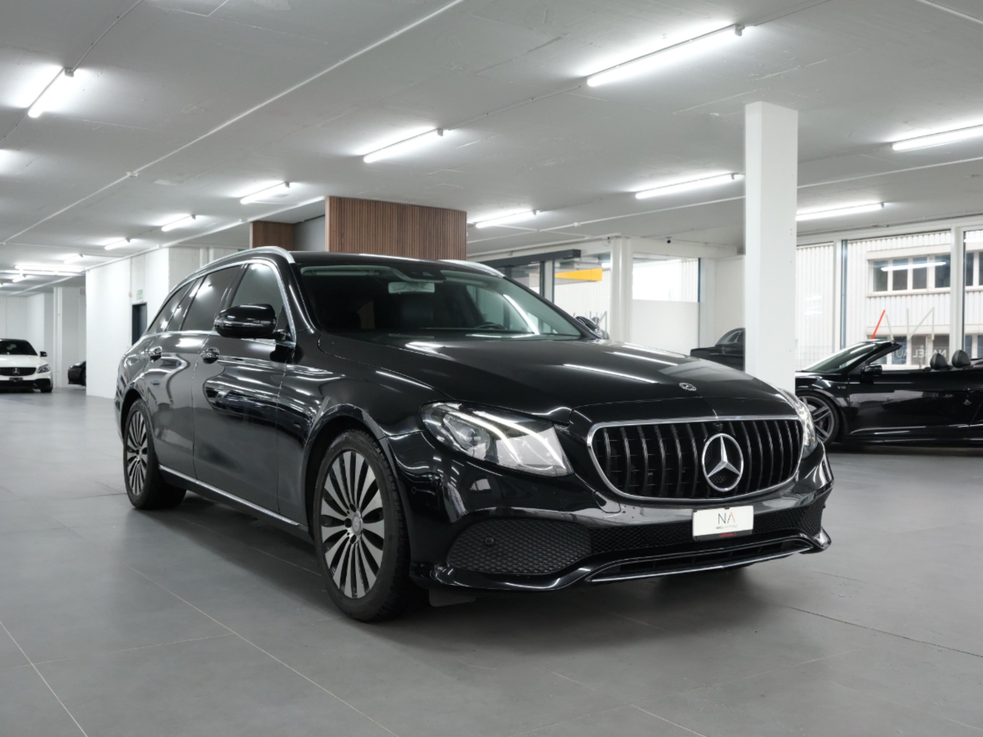 MERCEDES-BENZ E 200 AMG Line 9G-Tronic-showroom-element-1