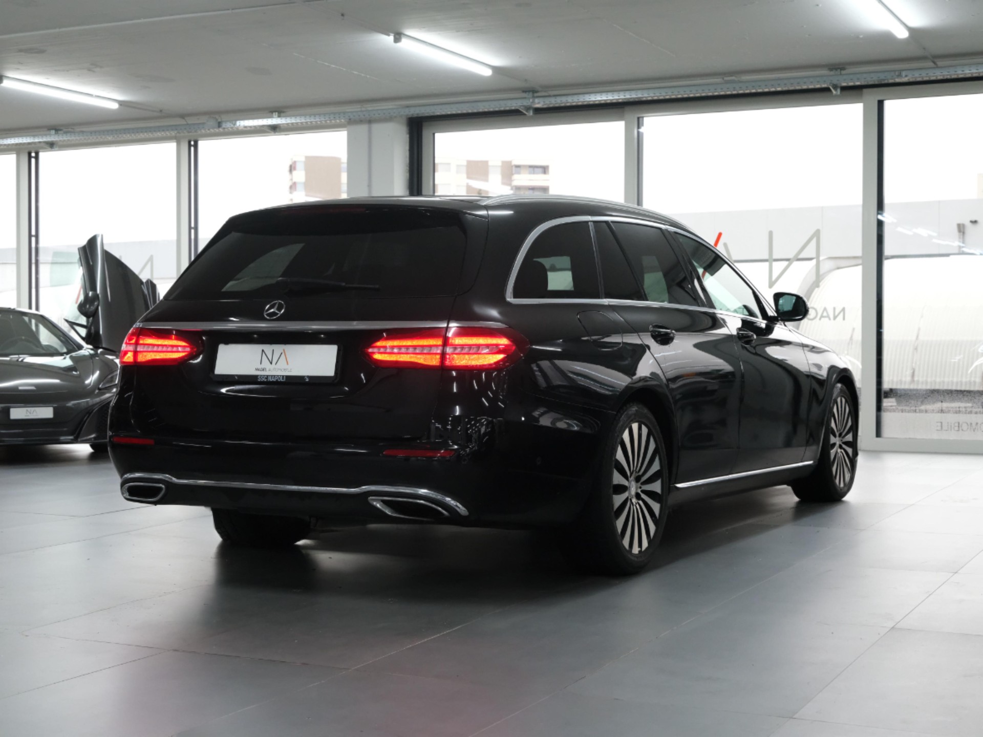 MERCEDES-BENZ E 200 AMG Line 9G-Tronic-showroom-element-2