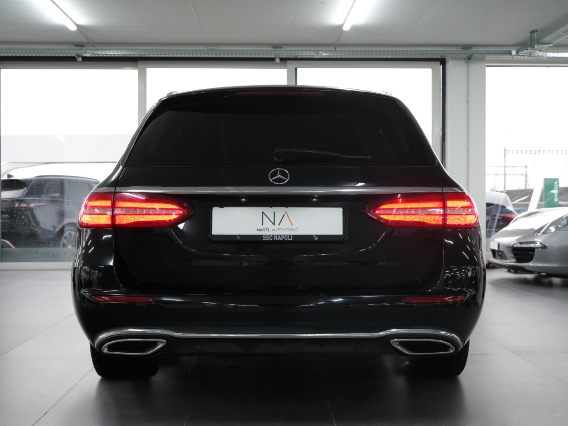 MERCEDES-BENZ E 200 AMG Line 9G-Tronic-showroom-element-3