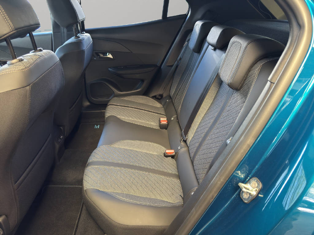PEUGEOT 2008 1.2 Hybrid 145 Allure Premium-image-11