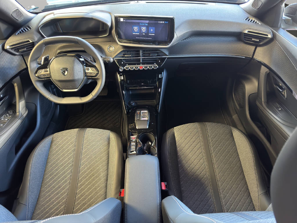 PEUGEOT 2008 1.2 Hybrid 145 Allure Premium-image-9