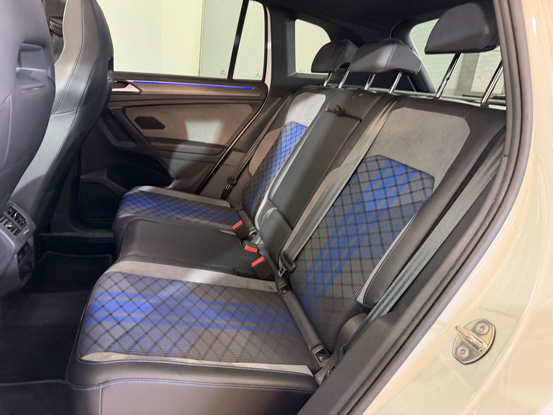 VW Tiguan 2.0TSI R 4Motion DSG-image-8