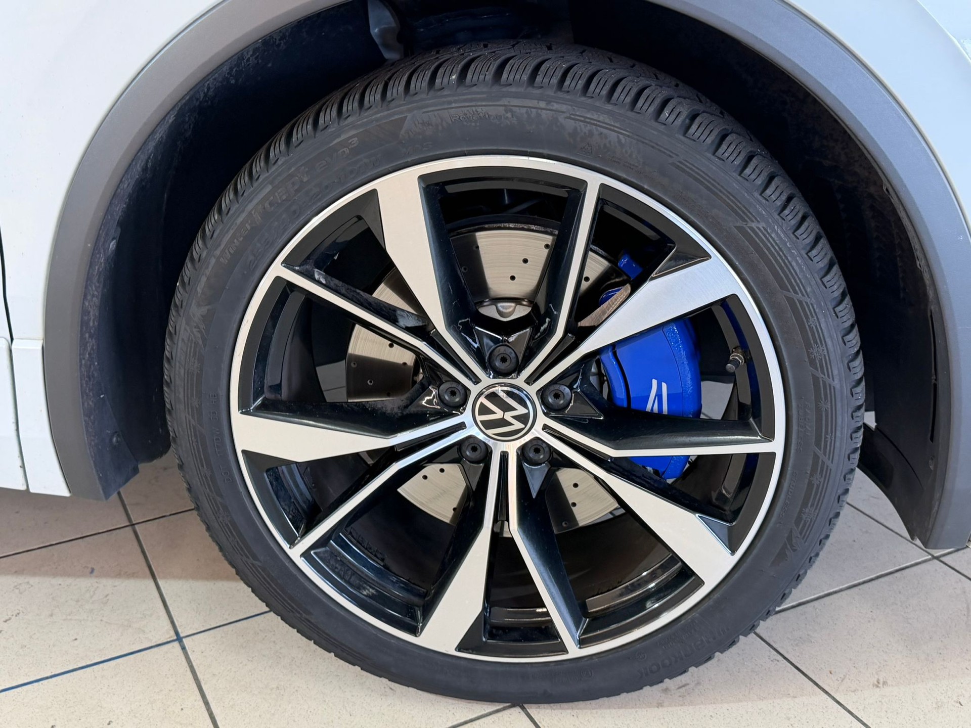 VW Tiguan 2.0TSI R 4Motion DSG-image-4