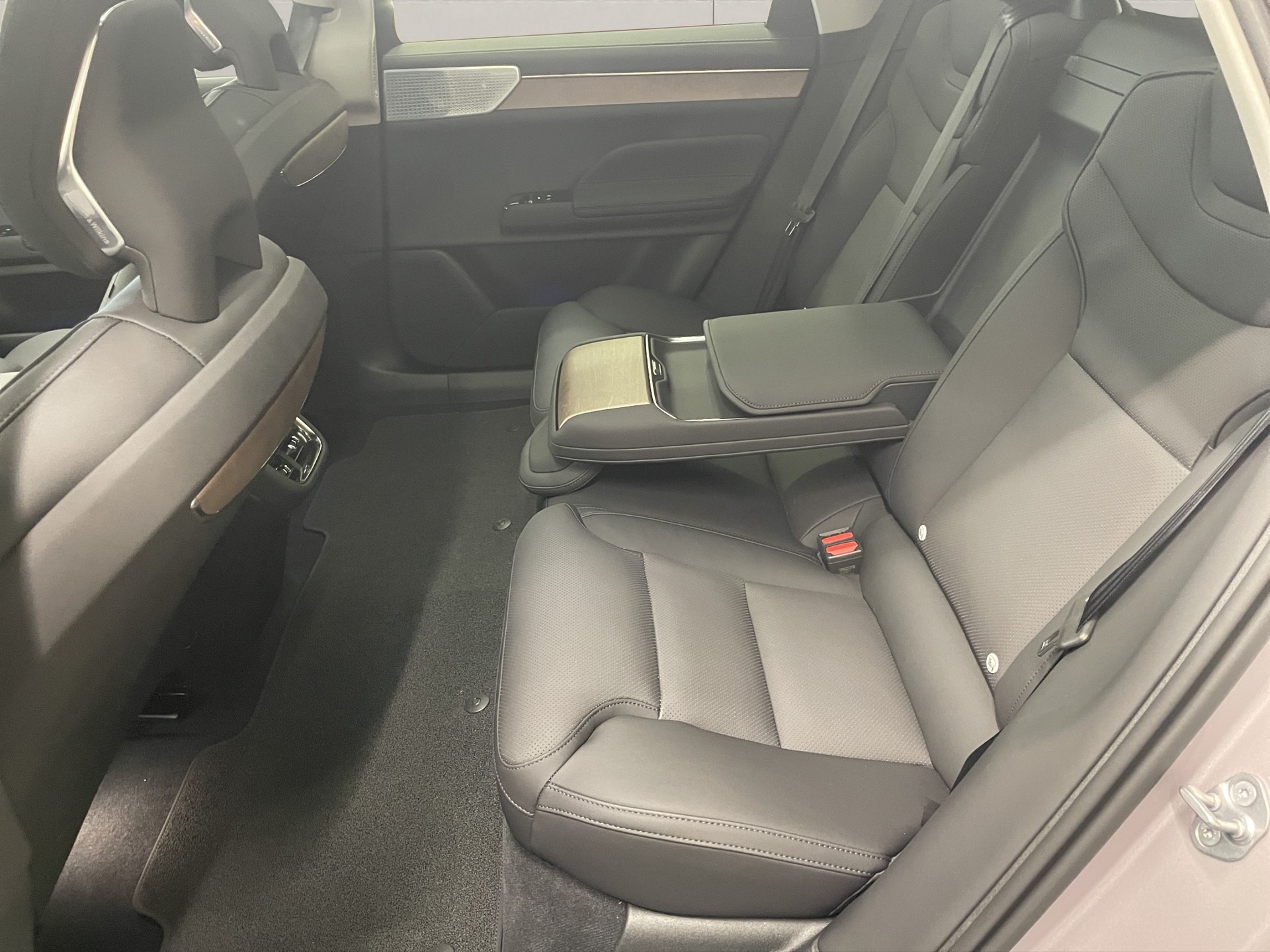 VOLVO ES90 Ultra-image-16