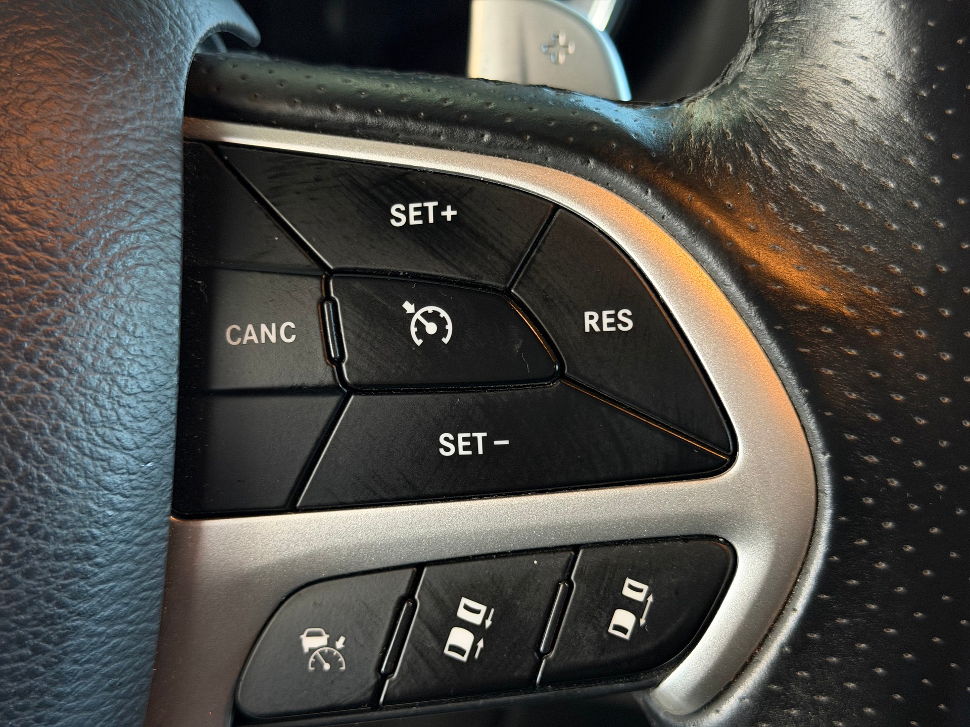 DODGE Durango R/T 5.7 AWD | Frisch MFK | Tiefergelegt | Schiebedach | 7-Plätzer-image-19