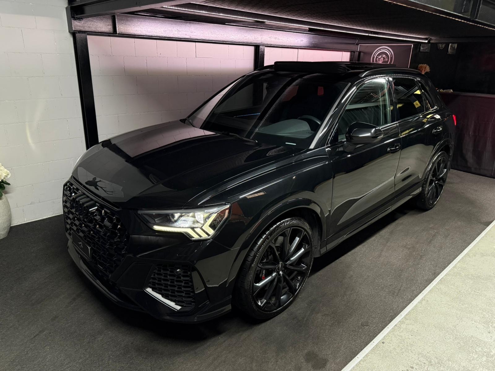 AUDI RS Q3 2.5 TFSI quattro S tronic * CH-Auto * All Black* Panoramadach* SonoS Sound *RS Sitzer * Carbon * Full Option-showroom-element-2