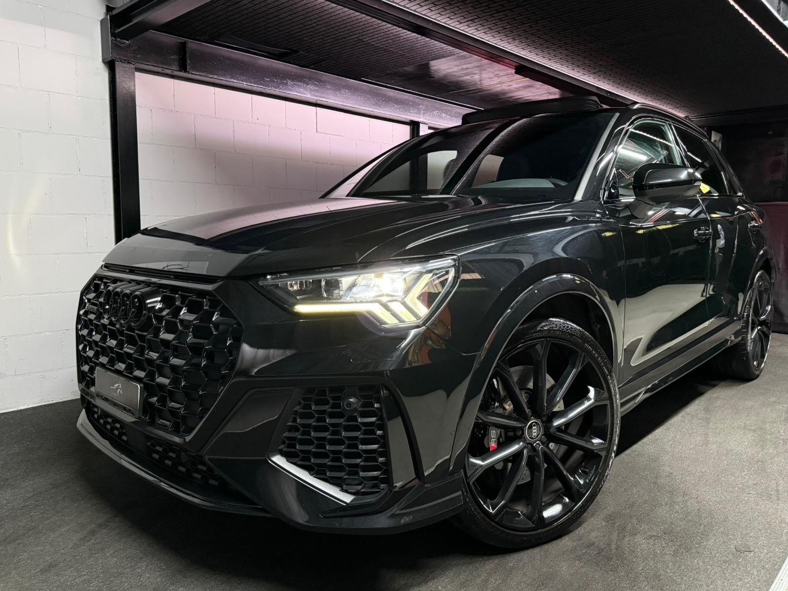AUDI RS Q3 2.5 TFSI quattro S tronic * CH-Auto * All Black* Panoramadach* SonoS Sound *RS Sitzer * Carbon * Full Option