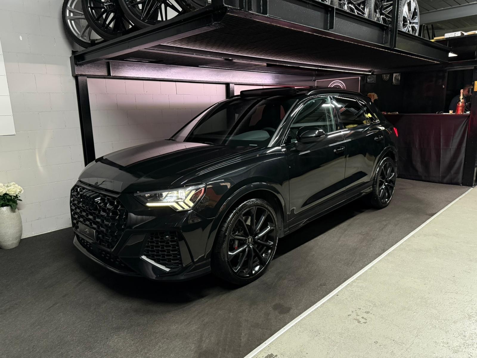 AUDI RS Q3 2.5 TFSI quattro S tronic * CH-Auto * All Black* Panoramadach* SonoS Sound *RS Sitzer * Carbon * Full Option-showroom-element-1