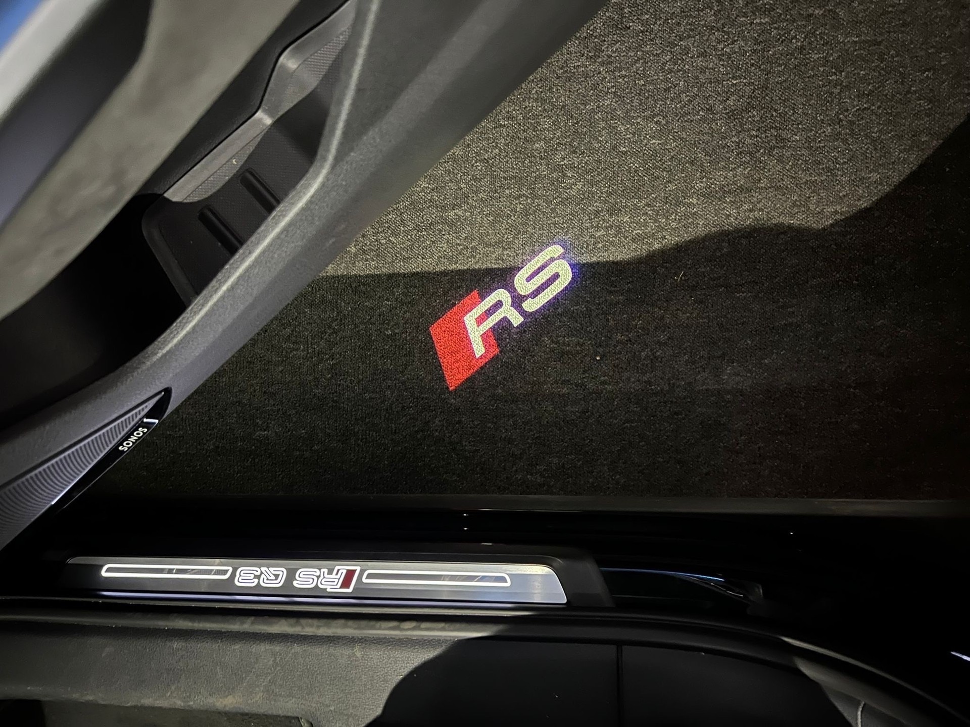 AUDI RS Q3 2.5 TFSI quattro S tronic * CH-Auto * All Black* Panoramadach* SonoS Sound *RS Sitzer * Carbon * Full Option-image-25