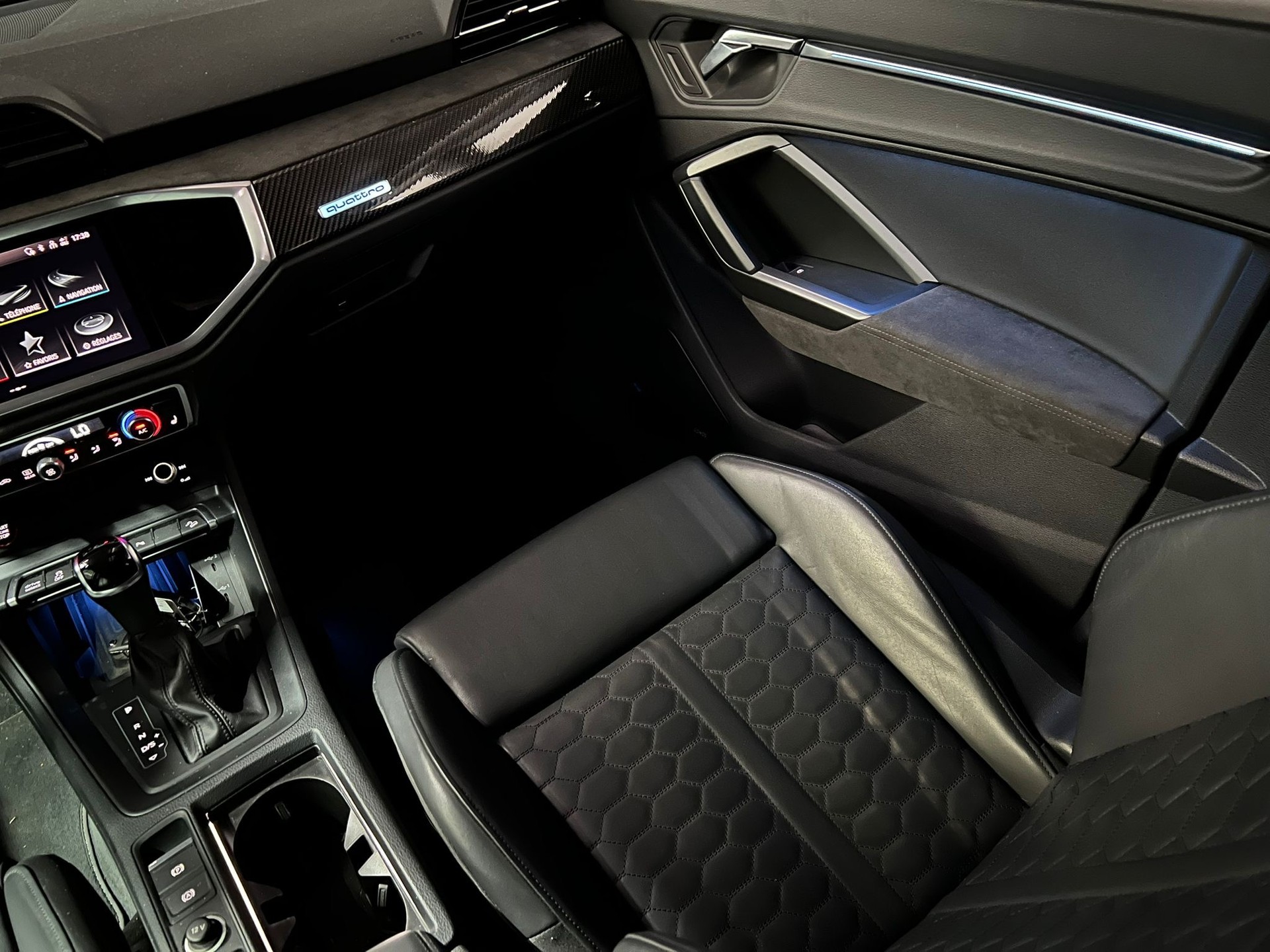 AUDI RS Q3 2.5 TFSI quattro S tronic * CH-Auto * All Black* Panoramadach* SonoS Sound *RS Sitzer * Carbon * Full Option-image-16