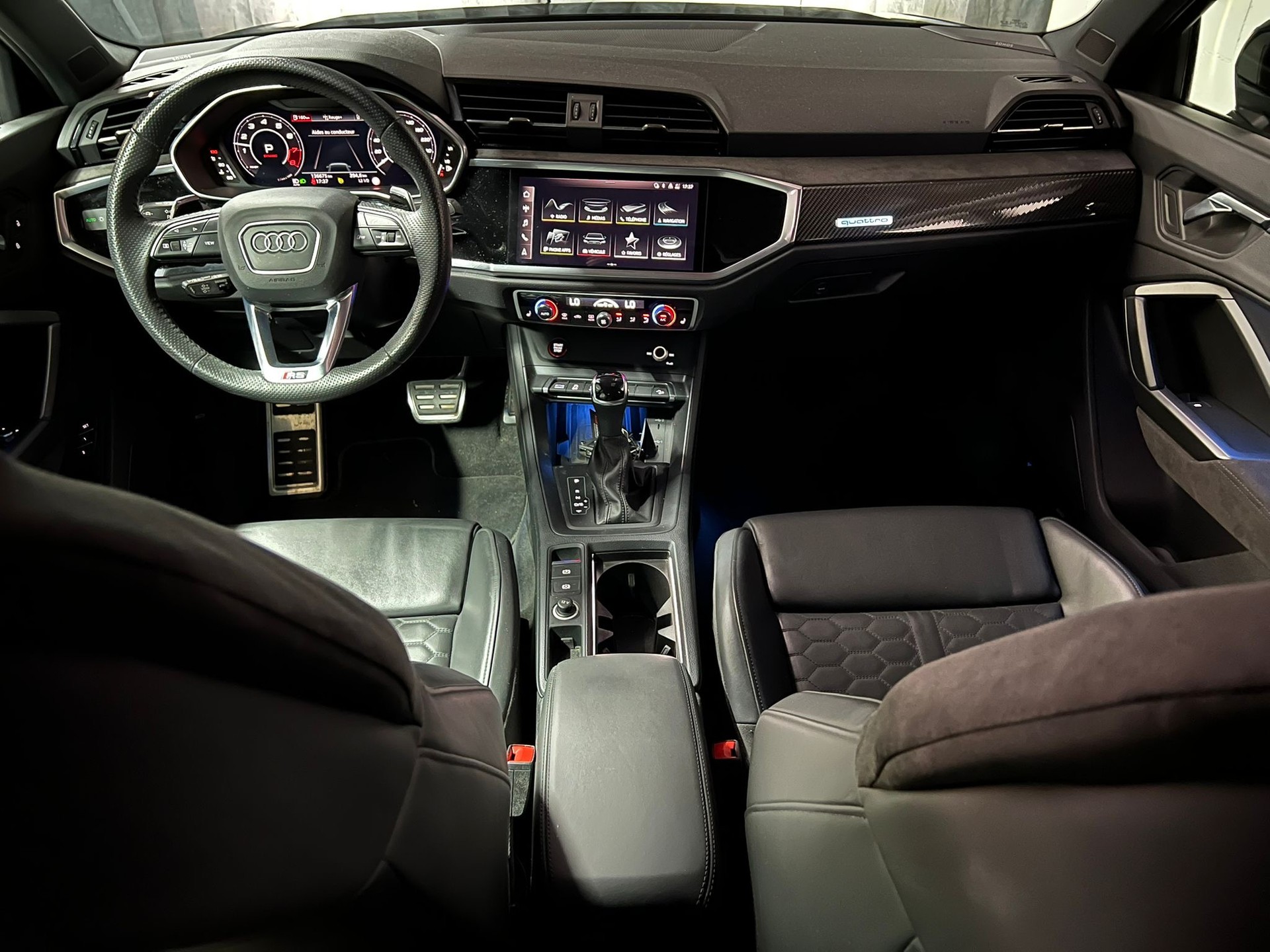 AUDI RS Q3 2.5 TFSI quattro S tronic * CH-Auto * All Black* Panoramadach* SonoS Sound *RS Sitzer * Carbon * Full Option-image-12