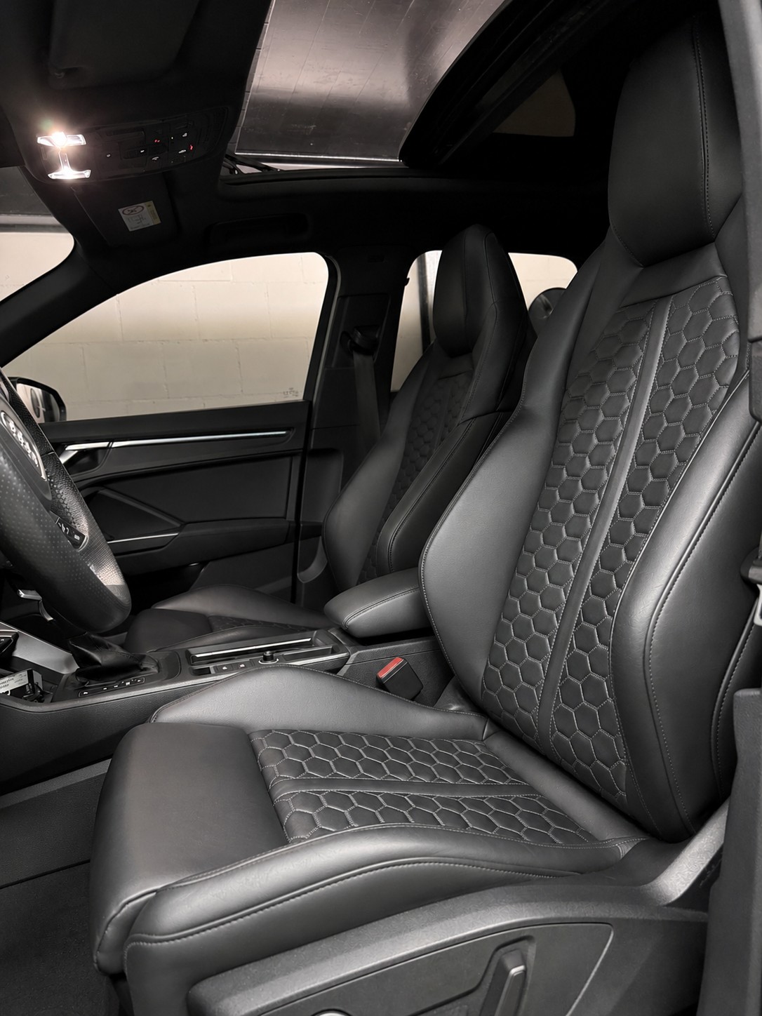 AUDI RS Q3 2.5 TFSI quattro S tronic * CH-Auto * All Black* Panoramadach* SonoS Sound *RS Sitzer * Carbon * Full Option-image-14
