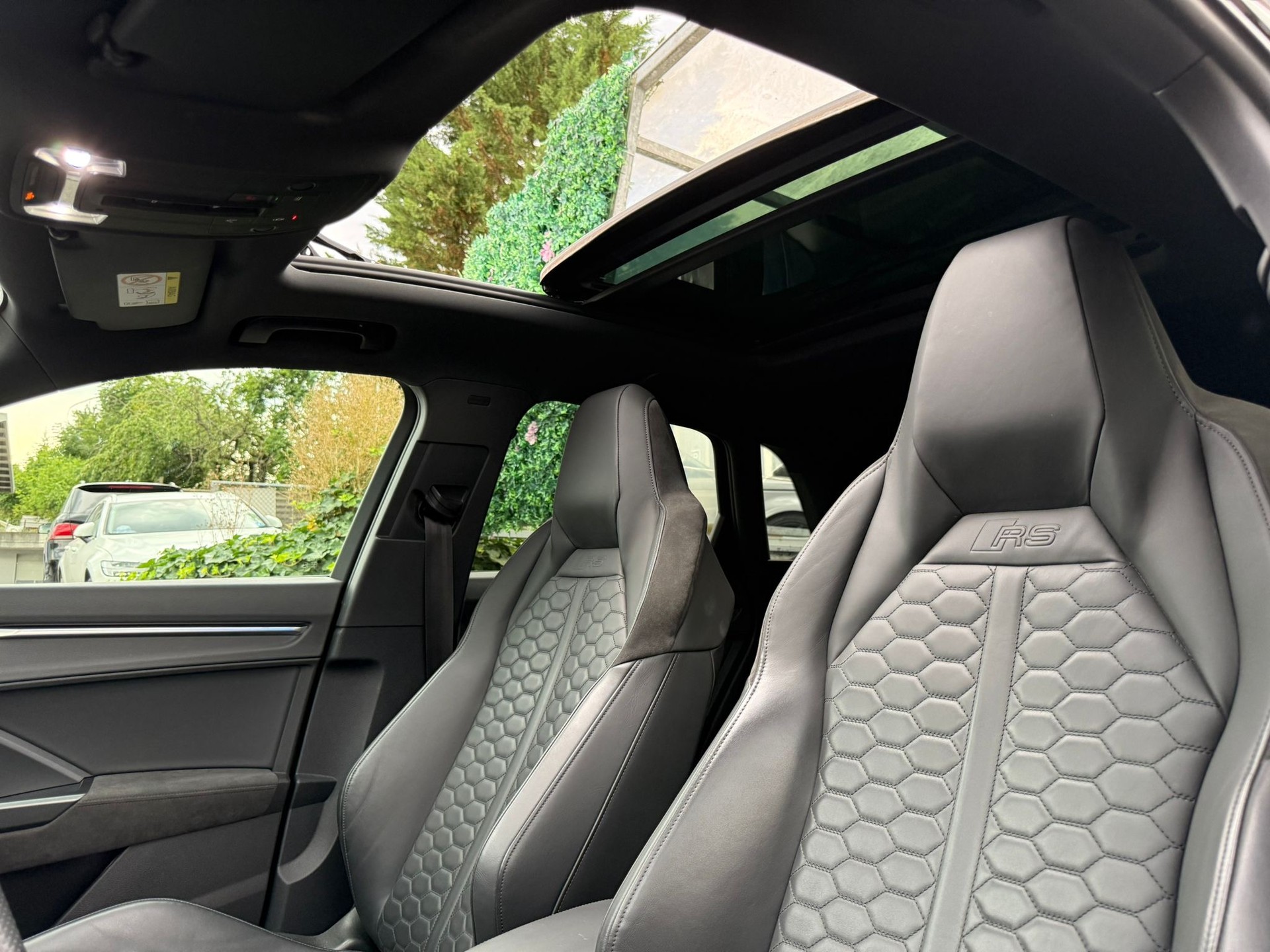 AUDI RS Q3 2.5 TFSI quattro S tronic * CH-Auto * All Black* Panoramadach* SonoS Sound *RS Sitzer * Carbon * Full Option-image-18