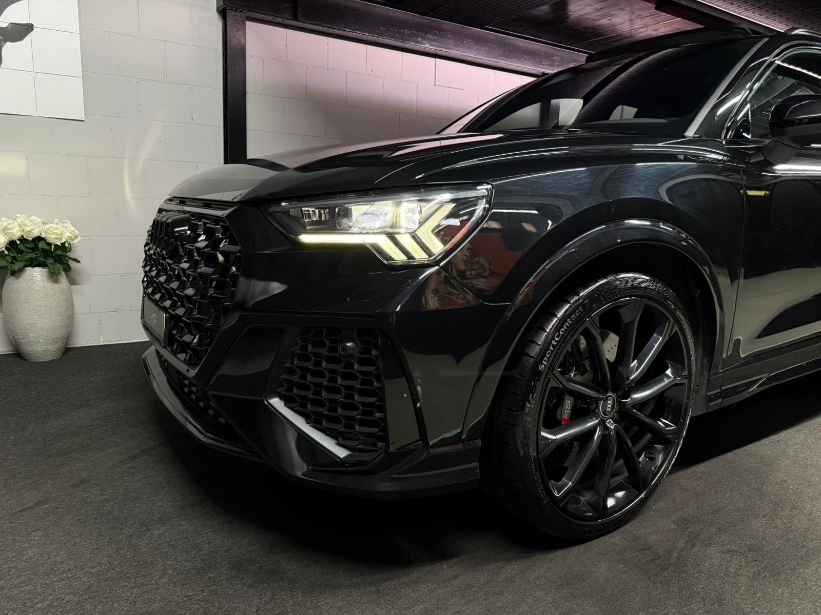 AUDI RS Q3 2.5 TFSI quattro S tronic * CH-Auto * All Black* Panoramadach* SonoS Sound *RS Sitzer * Carbon * Full Option-showroom-element-3