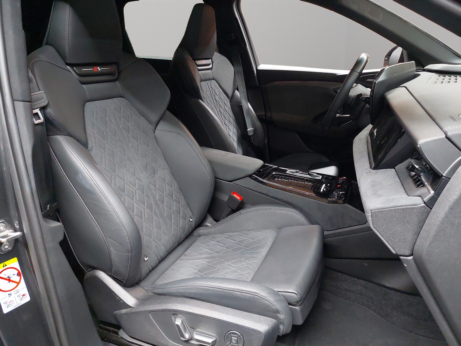AUDI SQ6 e-tron quattro-image-8