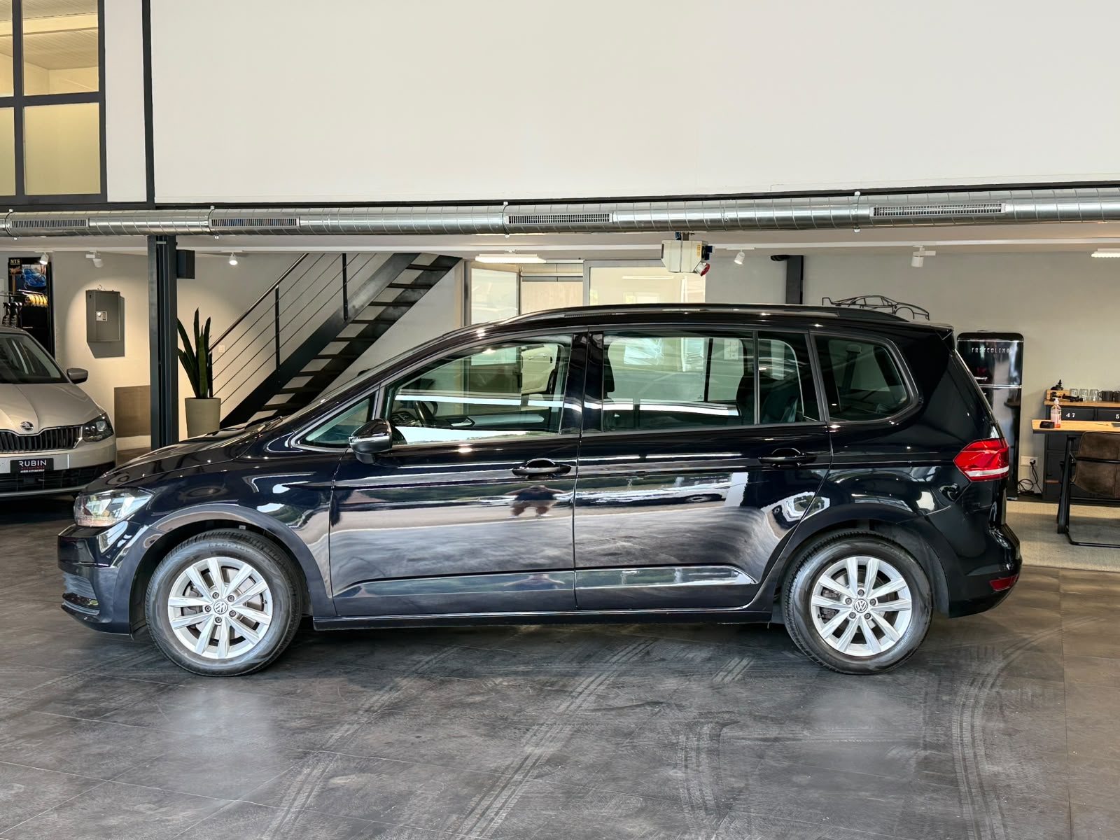 VW Touran 1.6 TDI BlueMotion Technology Trendline-showroom-element-1