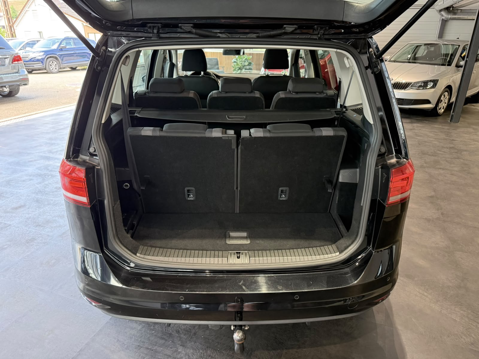 VW Touran 1.6 TDI BlueMotion Technology Trendline-showroom-element-3