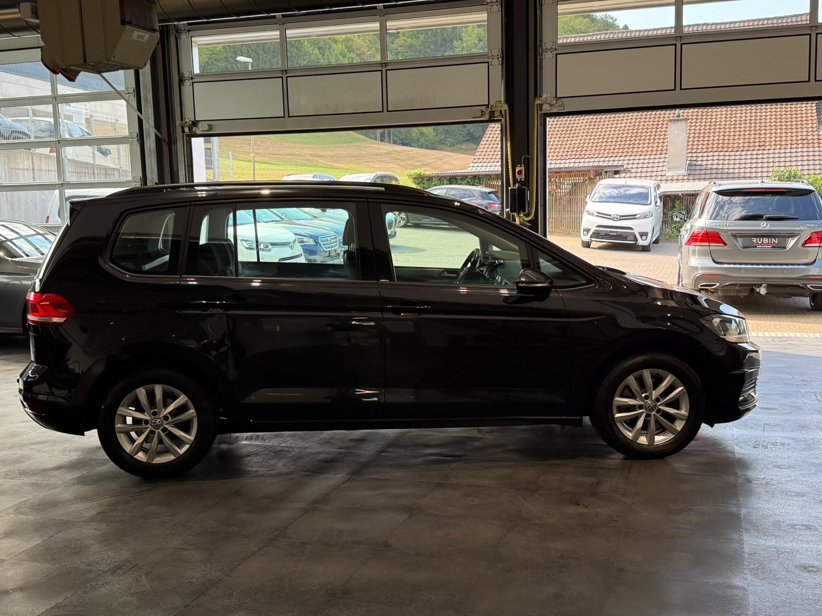 VW Touran 1.6 TDI BlueMotion Technology Trendline-image-6