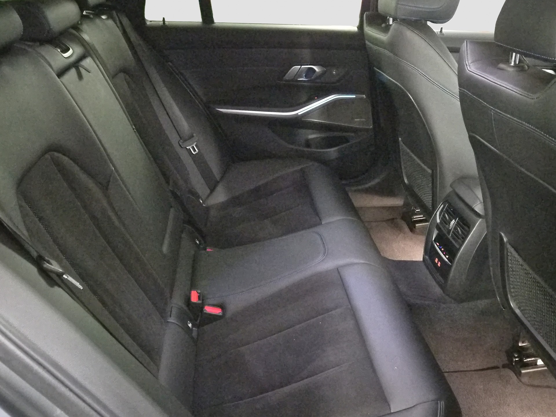 BMW 320d xDrive 48V Touring Steptronic M Sport-image-10