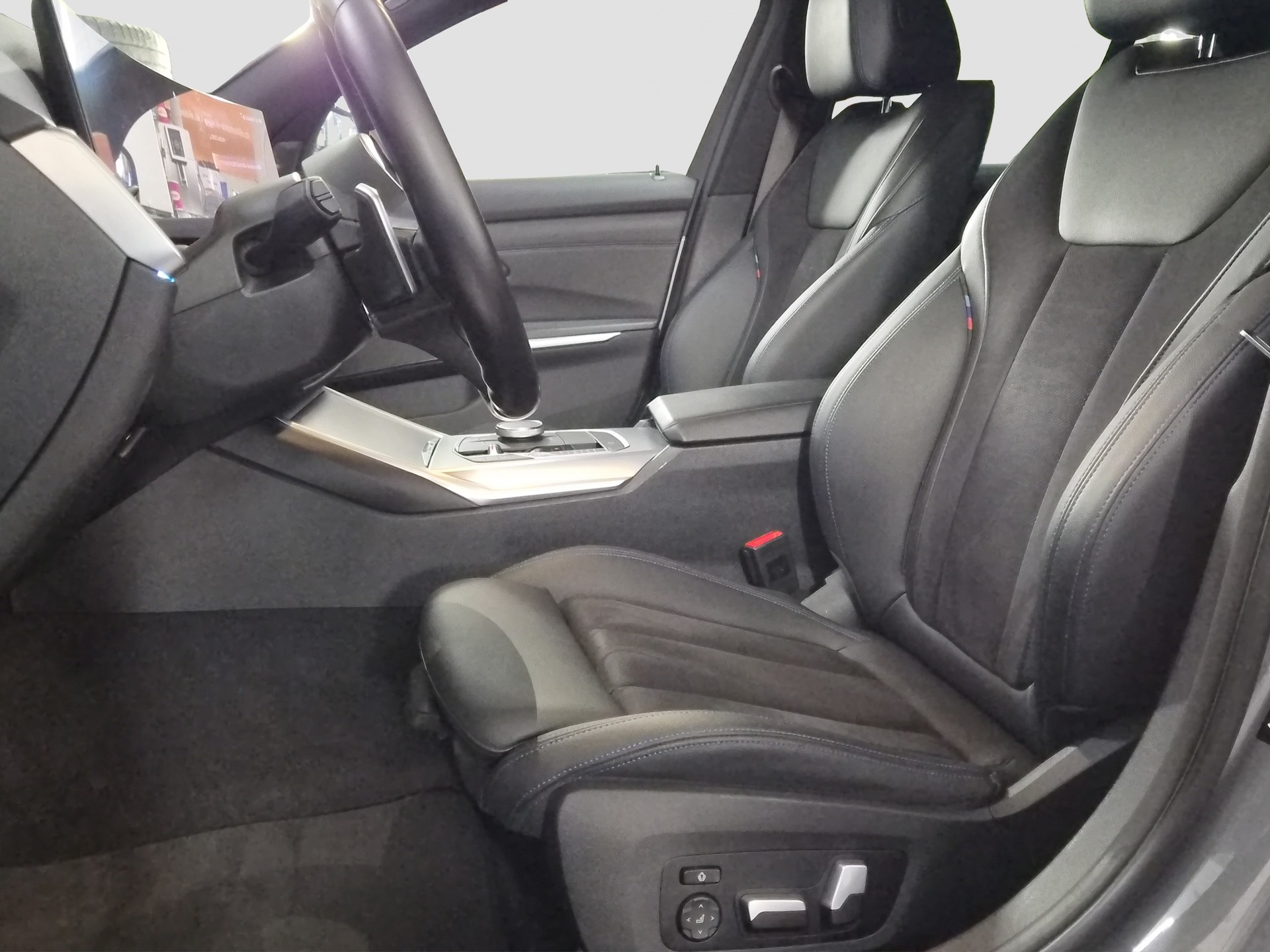 BMW 320d xDrive 48V Touring Steptronic M Sport-image-8