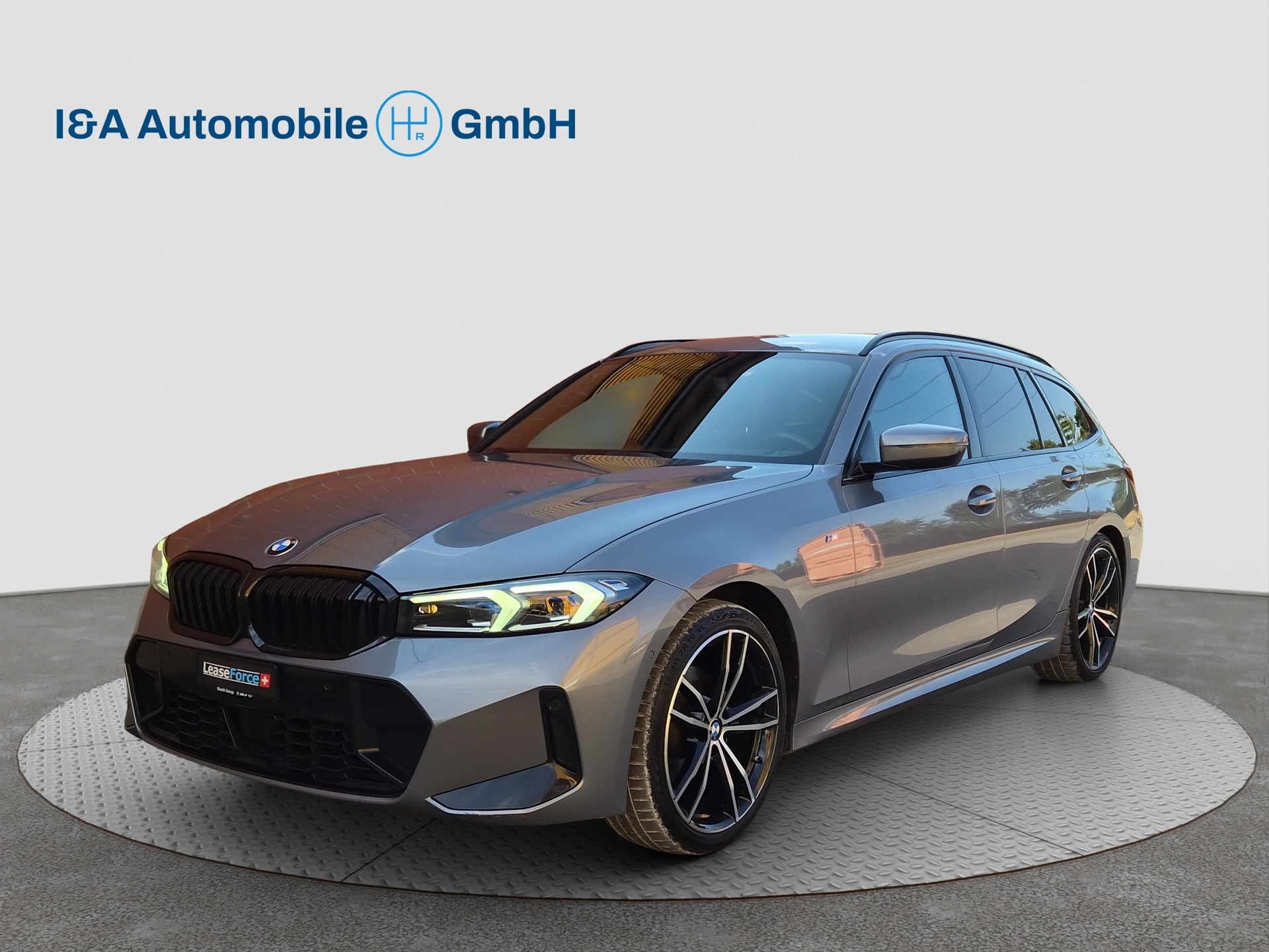 BMW 320d xDrive 48V Touring Steptronic M Sport-image-0