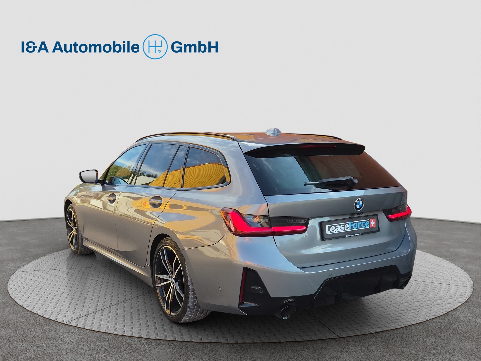 BMW 320d xDrive 48V Touring Steptronic M Sport-image-6