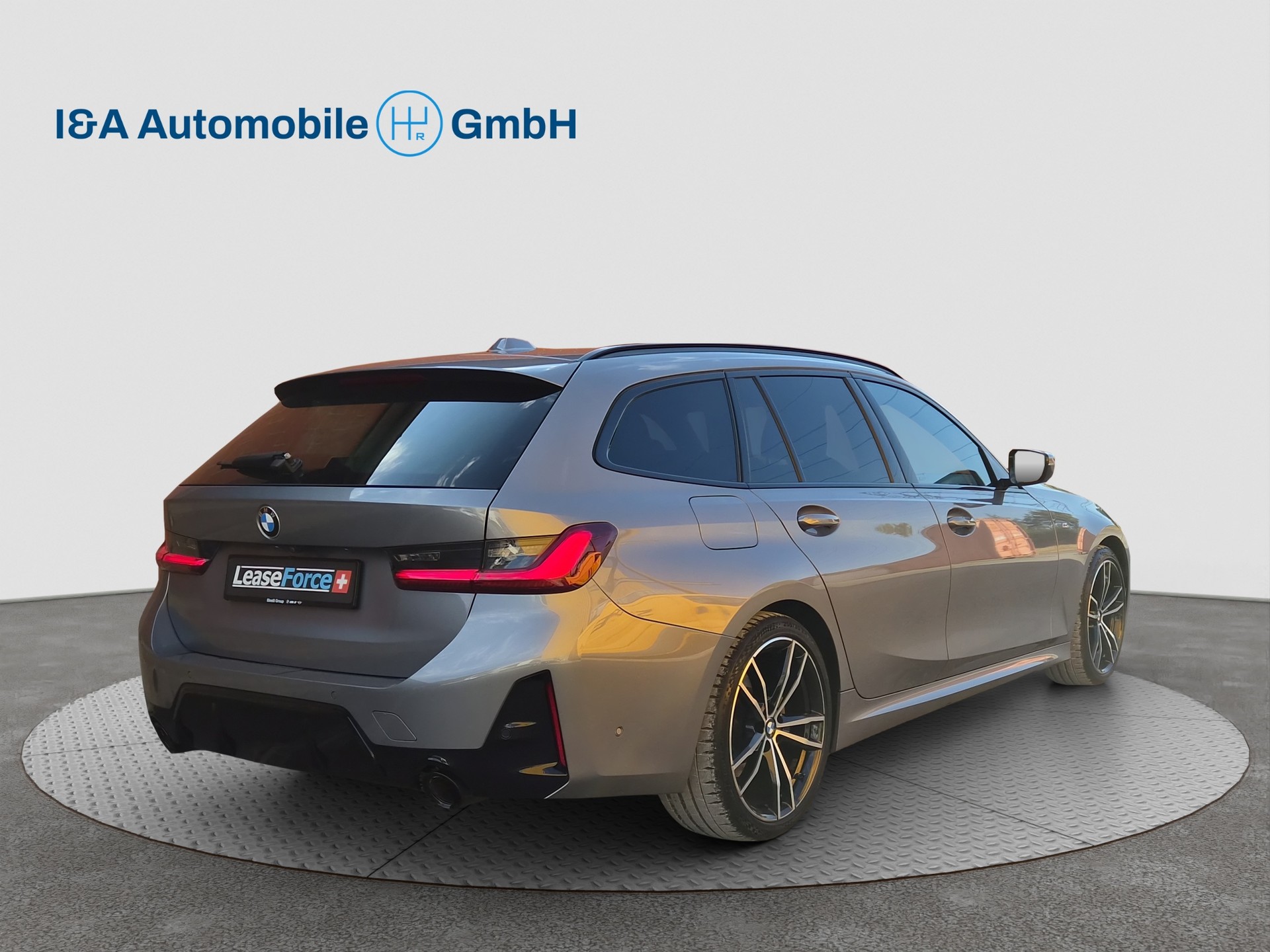BMW 320d xDrive 48V Touring Steptronic M Sport-image-4