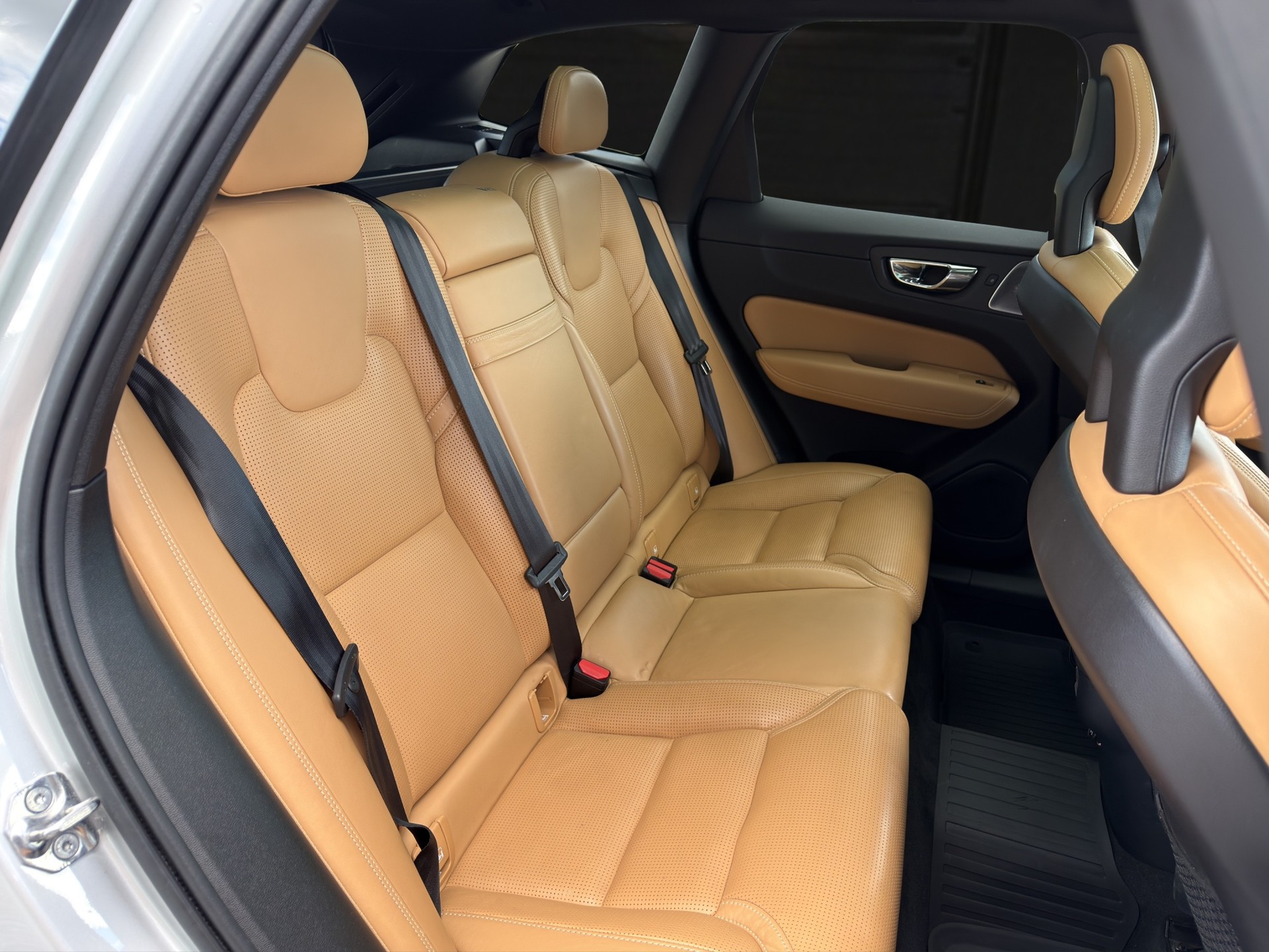 VOLVO XC60 2.0 D5 Inscription AWD-image-13