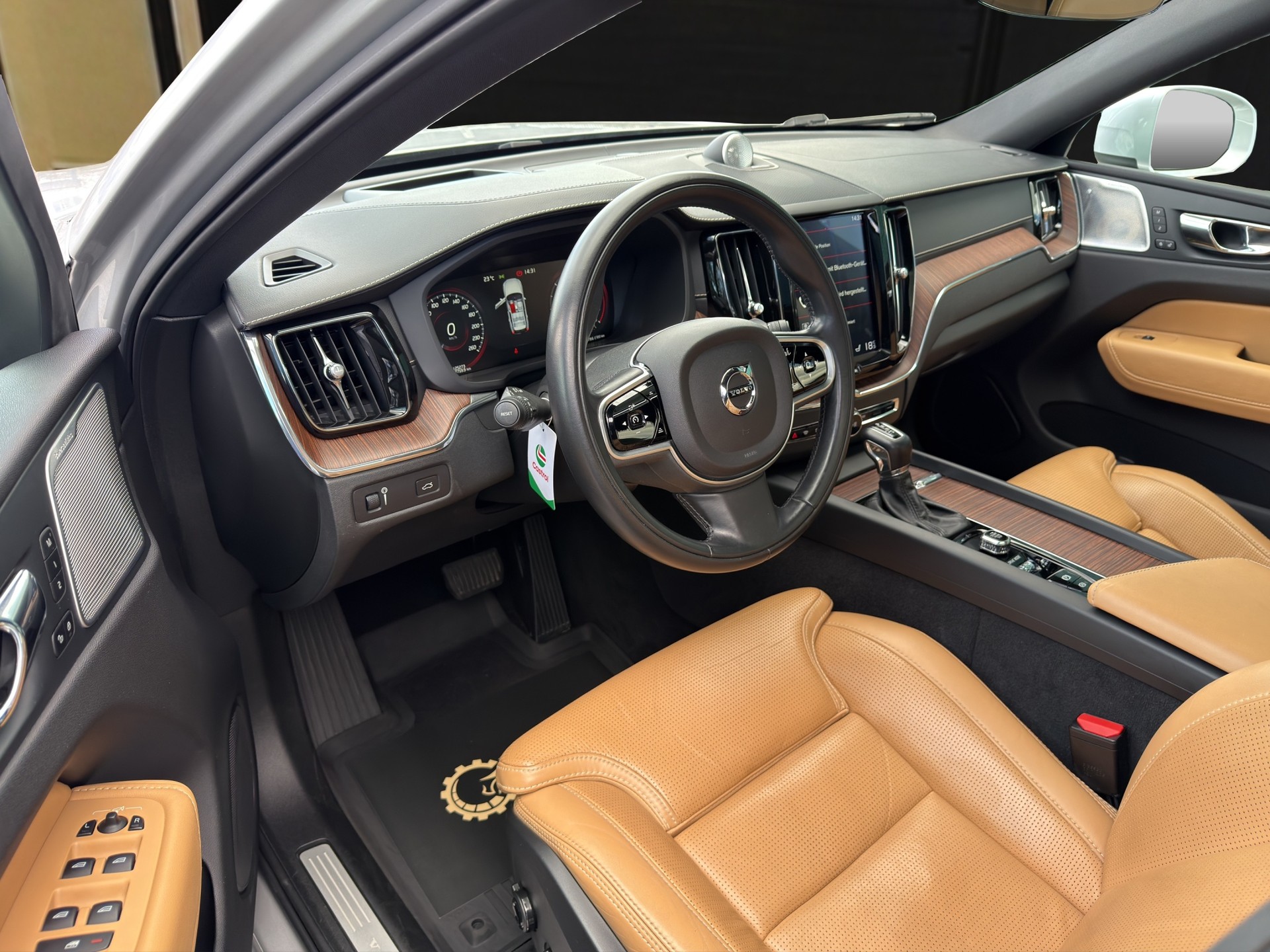 VOLVO XC60 2.0 D5 Inscription AWD-image-8